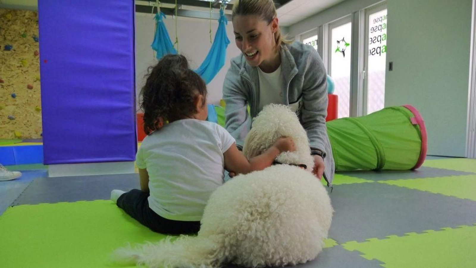 Lucía Lombardía durante una de sus terapias de rehabilitación asistidas.