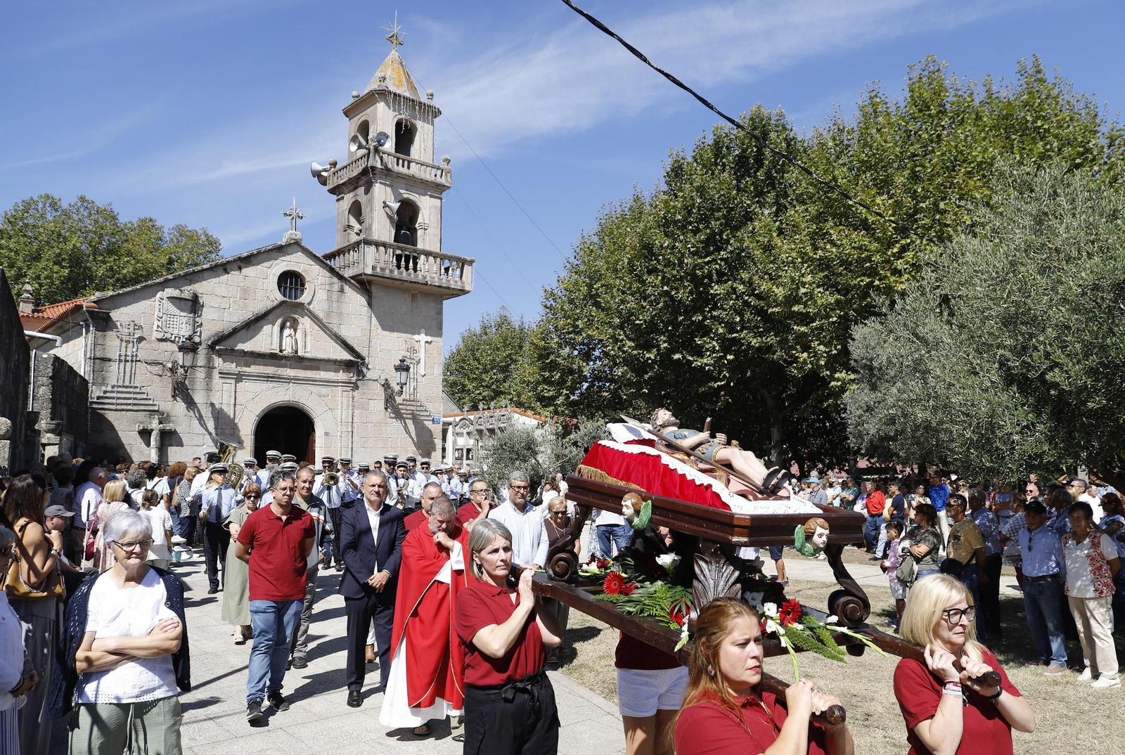 Galería | El desfile de carrozas, protagonista en las fiestas de San Campio de Valadares