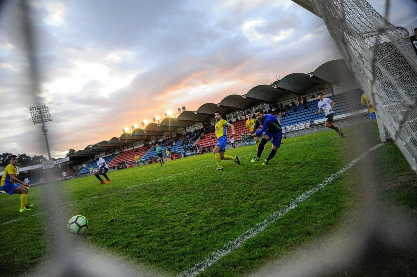 Una imagen de la temporada 2016-2017 con el Polígono y el Ourense CF en Preferente.