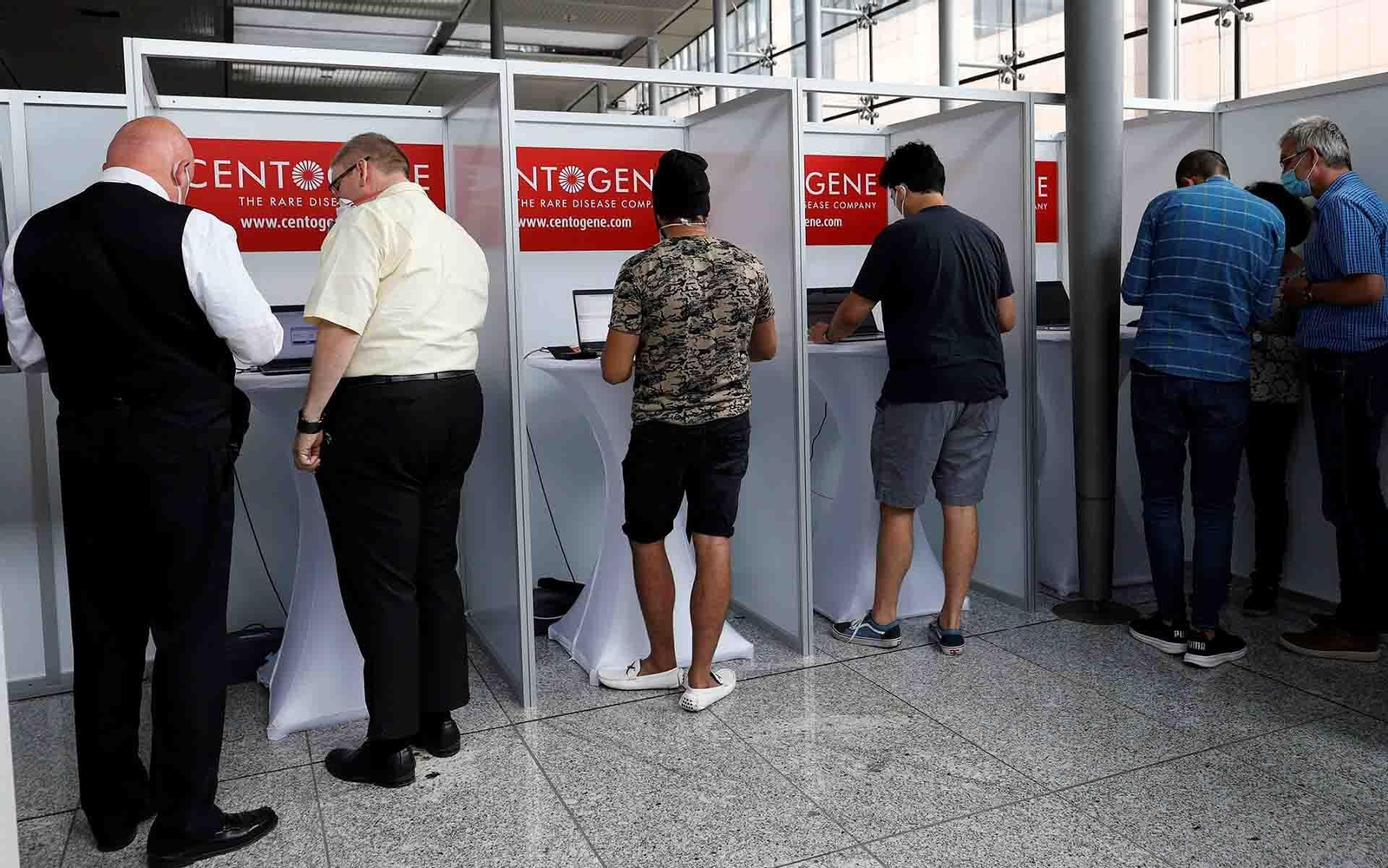 Viajeros esperan en el aeropuerto de Francfort para someterse a un test de corornavirus.EFE/EPA/RONALD WITTEK