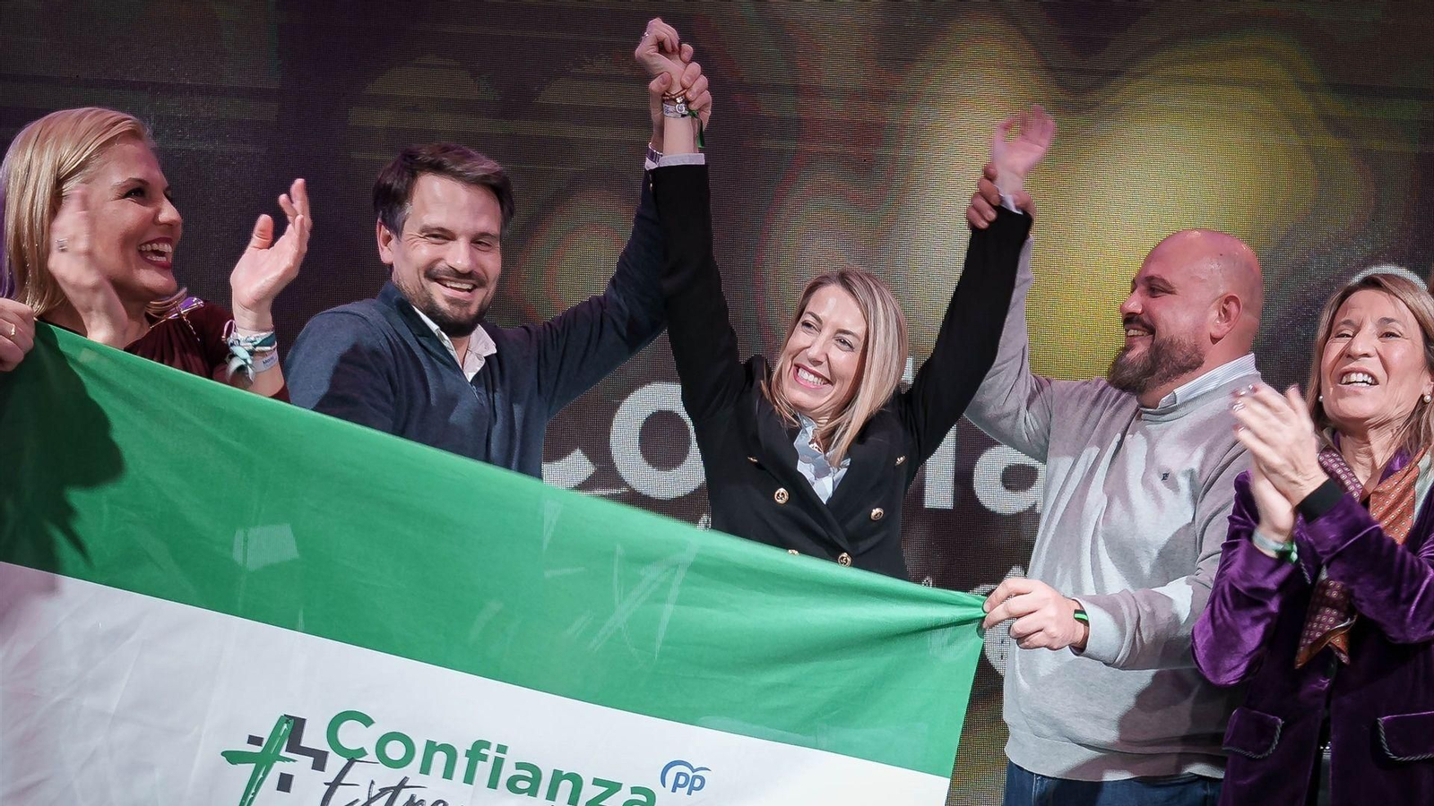 La presidenta de Extremadura, María Guardiola, durante el seguimiento de la noche electoral.