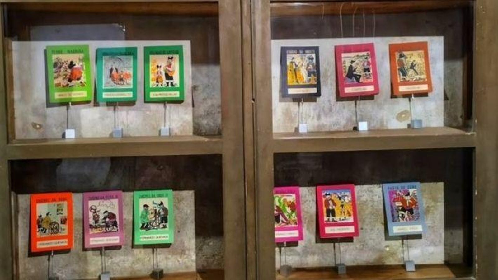 Na antiga cantina, no primeiro andar da casa de Antía Cal, amósanse unha escolma bibliográfica de Monterrey e de Castrelos.