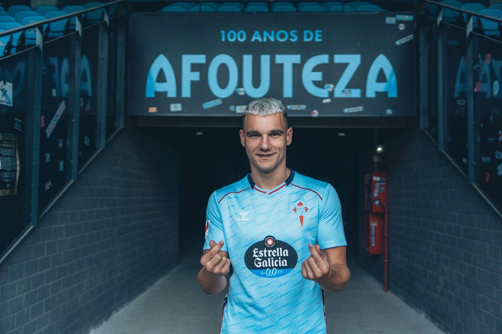 Ferran Jutglá, nuevo delantero del Celta, visitó Balaídos con la nueva equipación del conjunto celeste.