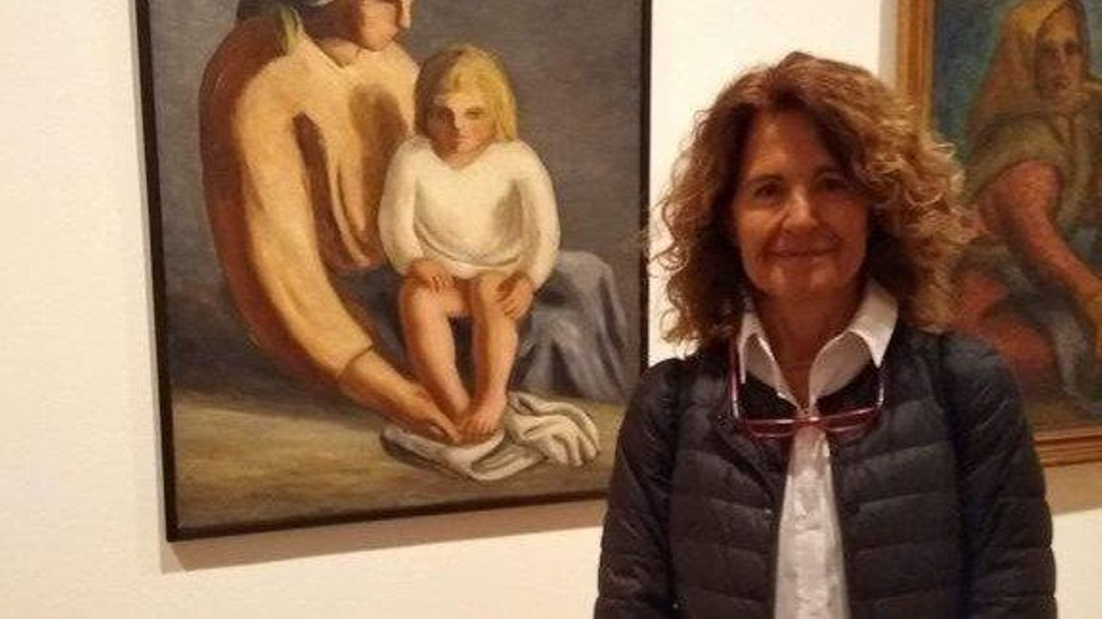 Alba Corral, nieta de Colmeiro, con su cuadro favorito.