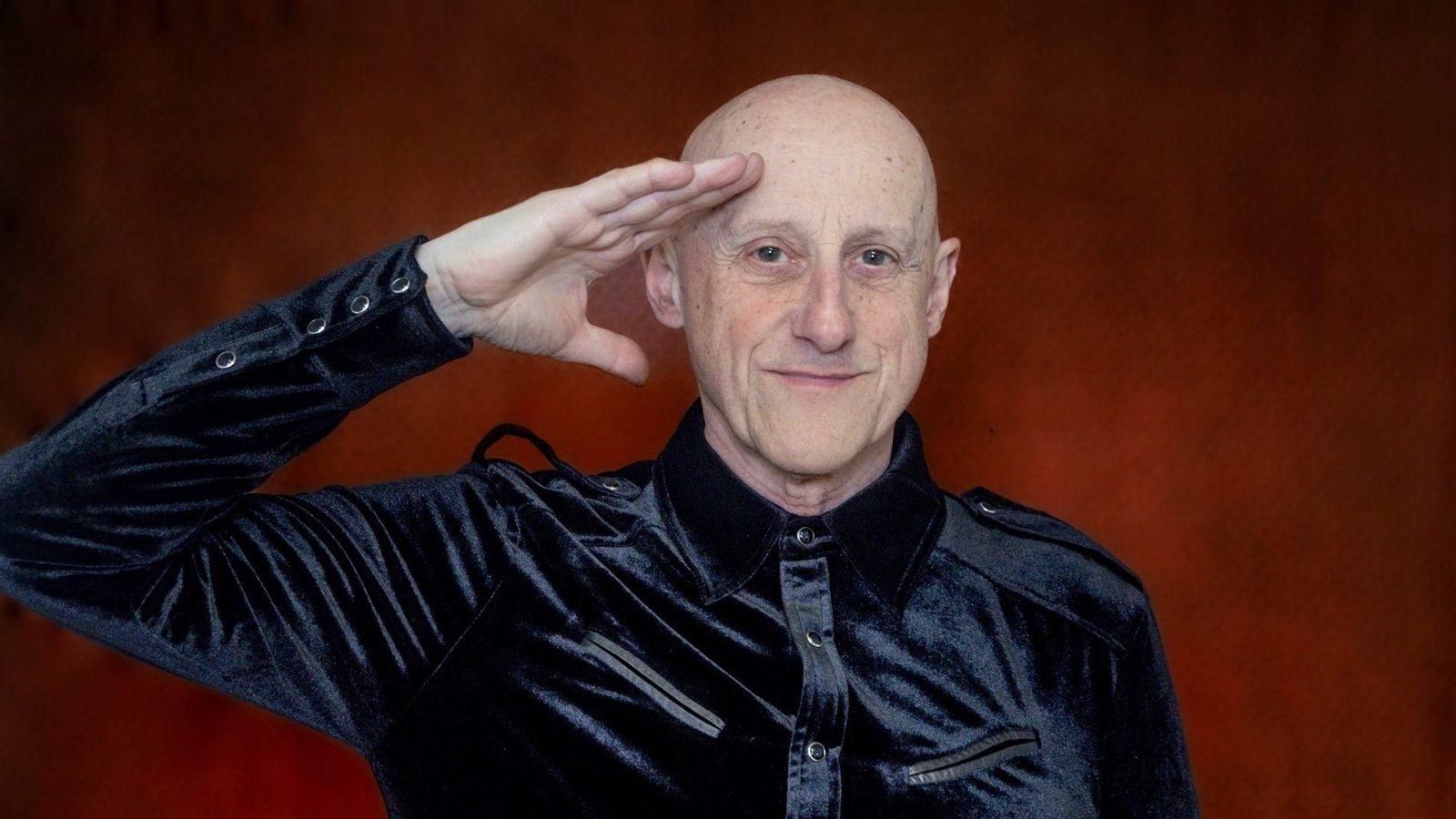 Jorge Martínez, fundador y vocalista de Ilegales.