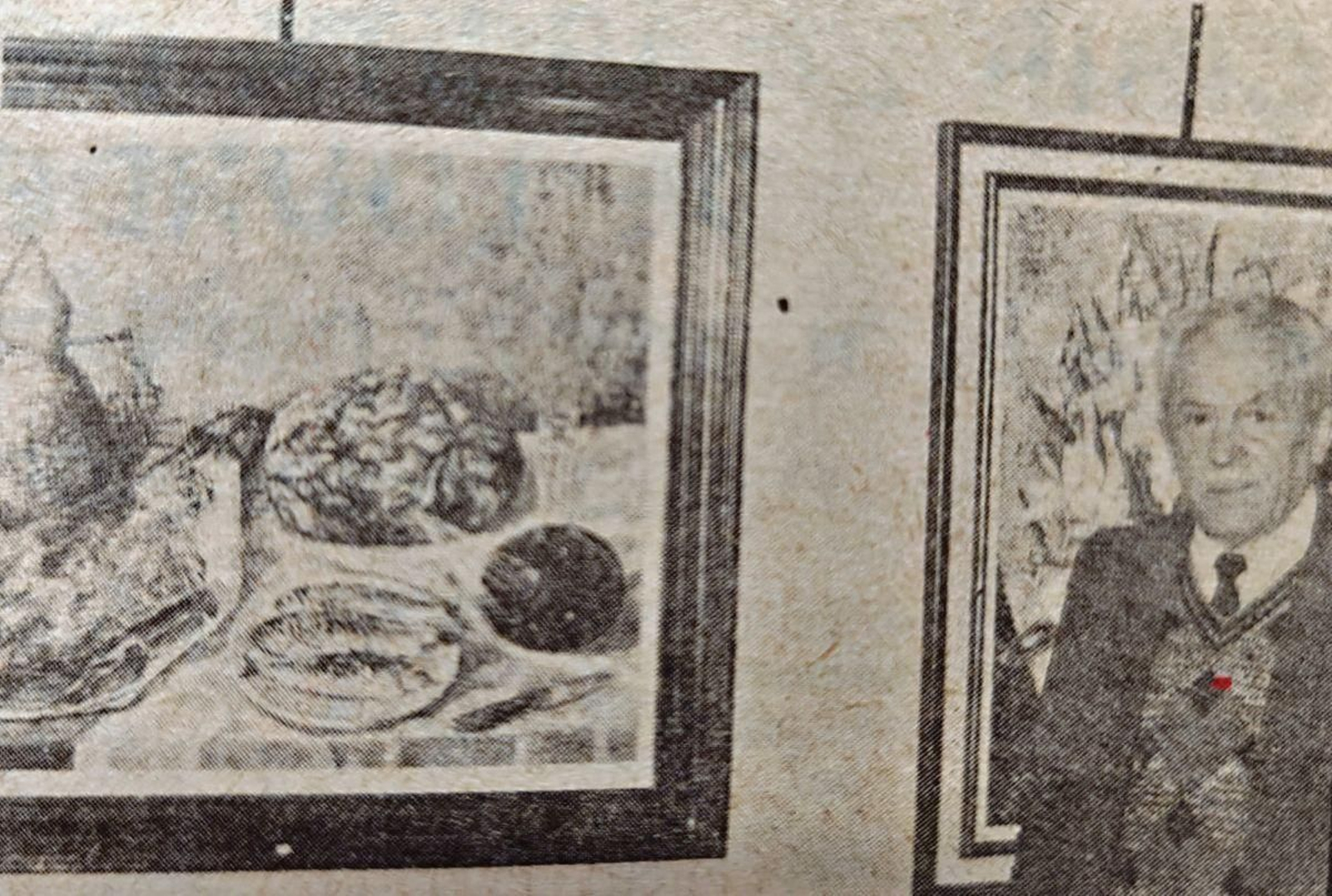 Luciano Cárcamo Uranga ante dos de sus cuadros.