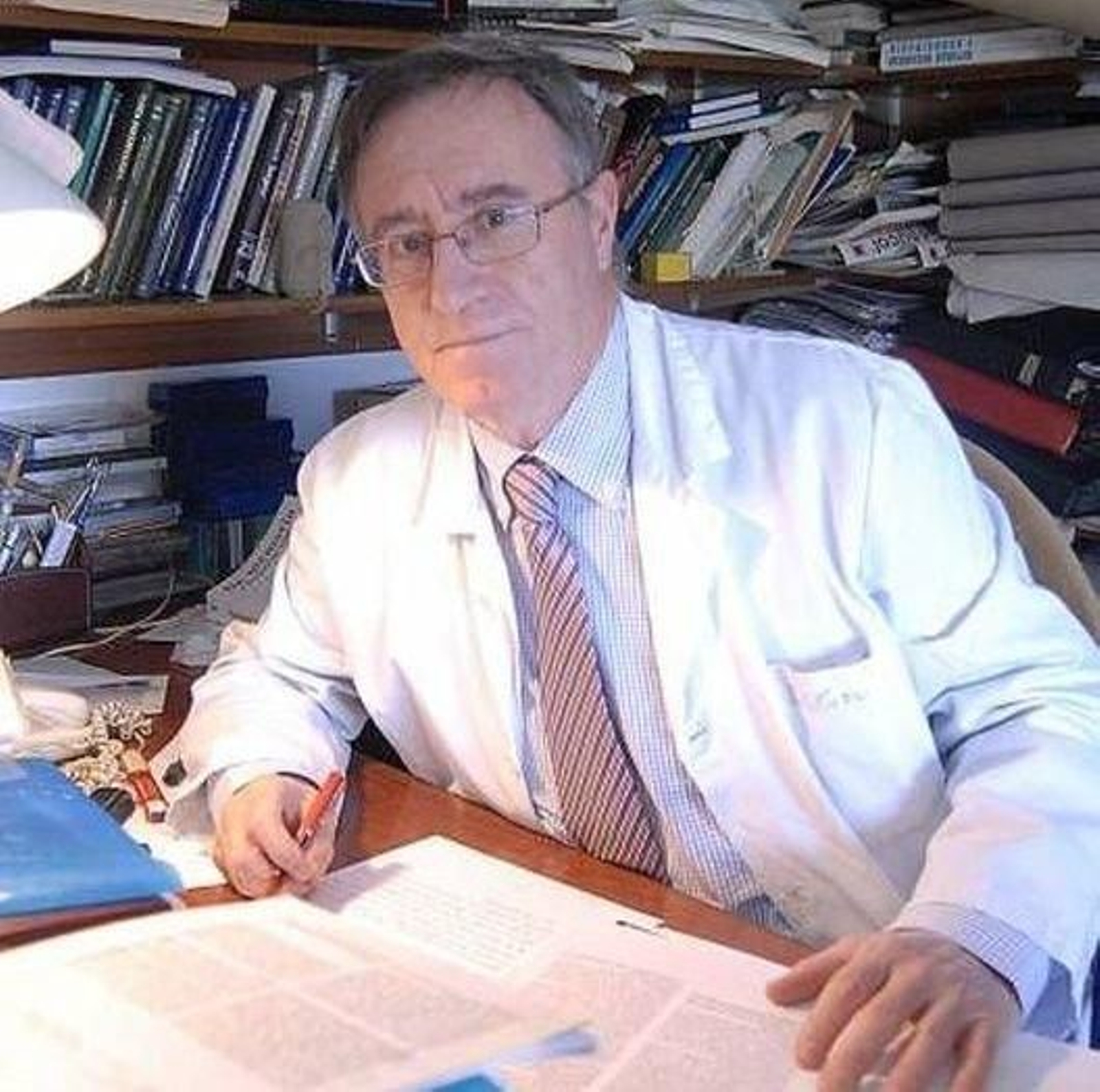 El médico Pedro Gil Gil, en su consulta.