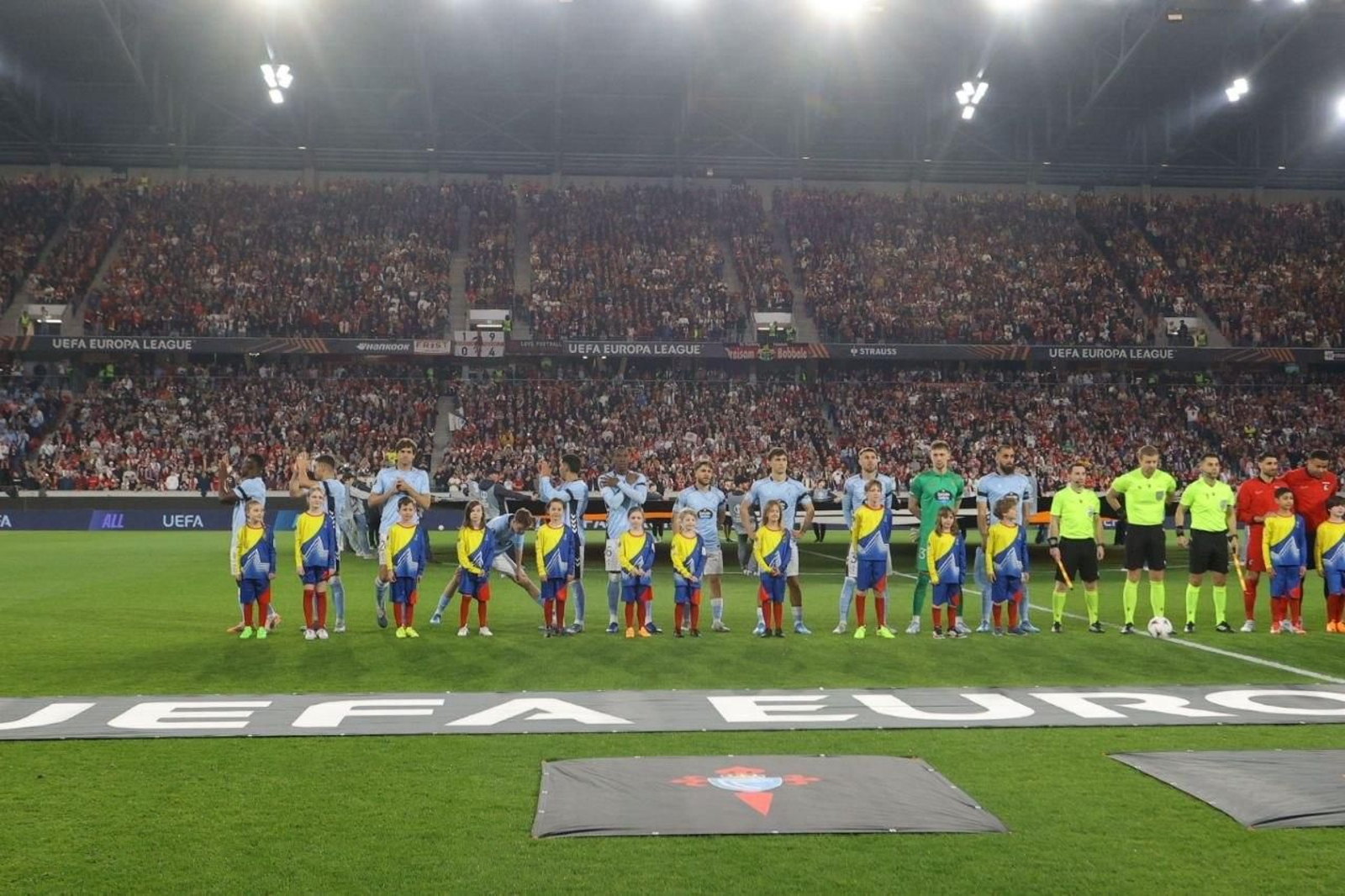 Galería | El Celta y el Friburgo pelean por la ventaja en cuartos de final