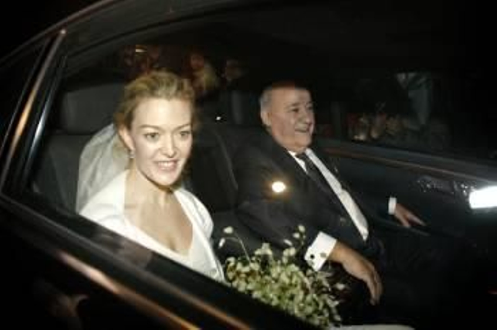 Marta Ortega, acompañada por su padre, Amancio Ortega, fundador de Zara, a su llegada al pazo que el empresario coruñés tiene en la localidad de Anceis, en el municipio coruñés de Cambre.