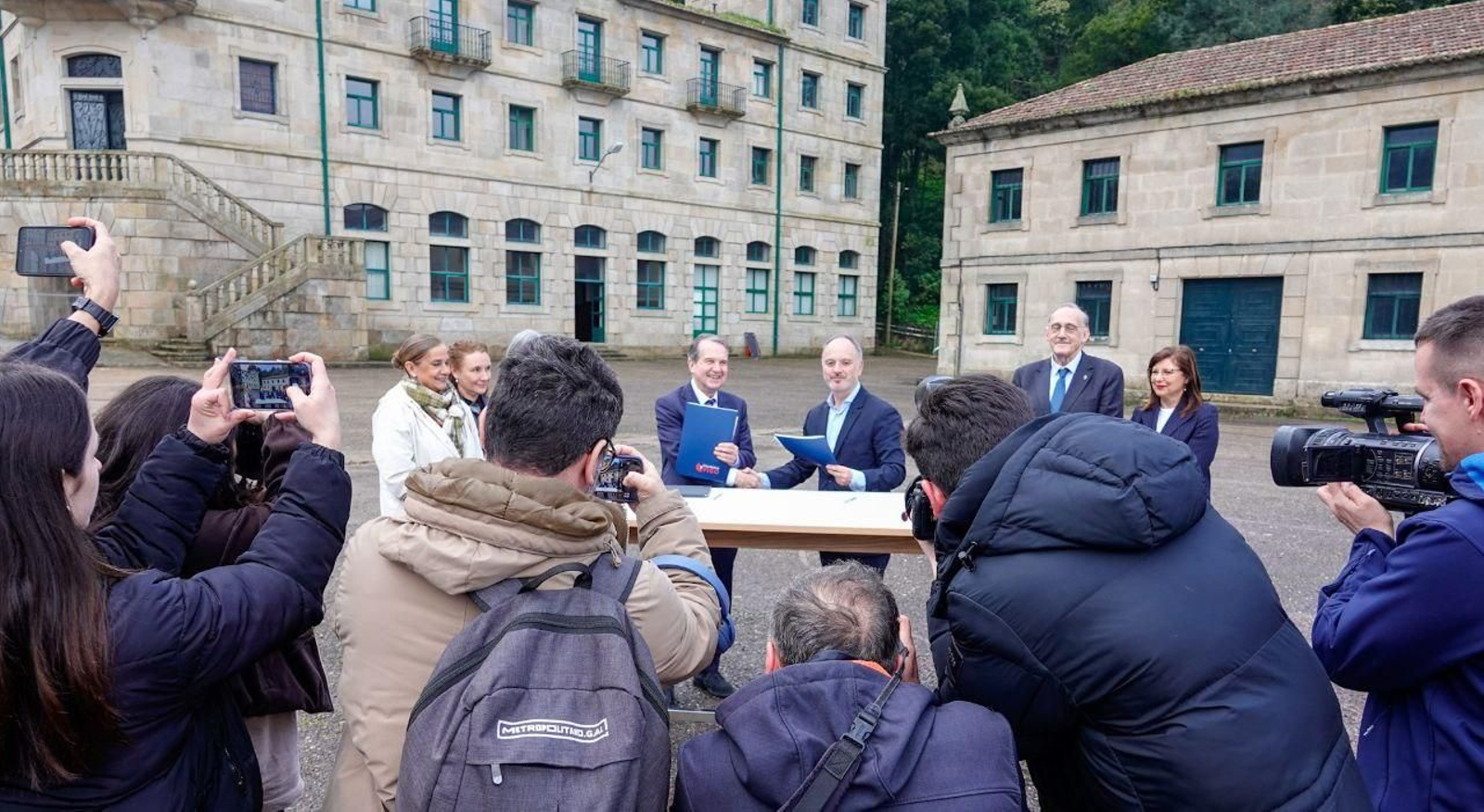 Momento de la firma del acuerdo para las obras en la ETEA.