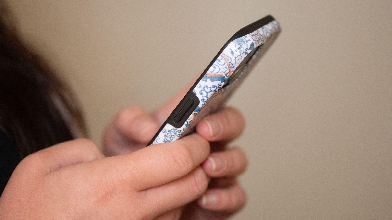 Un niño sujetando un 'smartphone'.