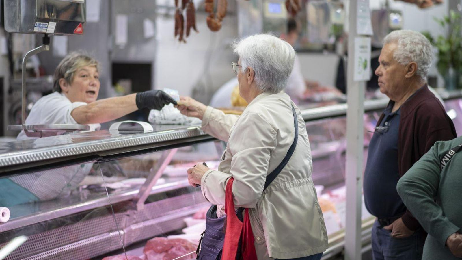 Una vecina ourensana comprando en la Plaza de Abastos de la ciudad.