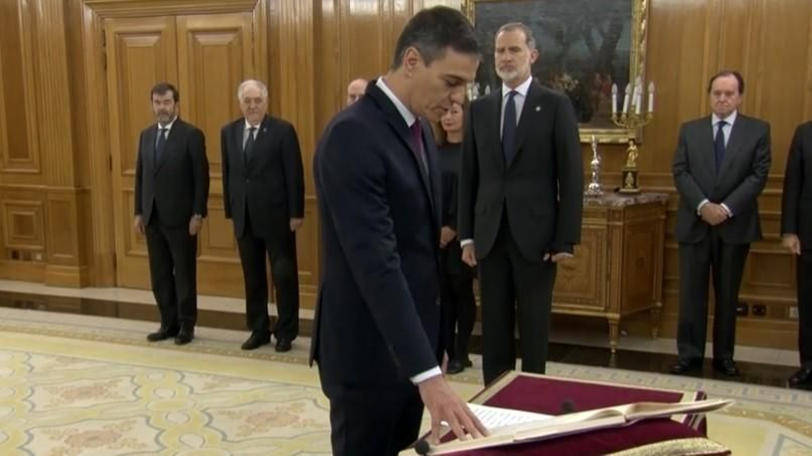 Sánchez promete ante el Rey el cargo de presidente del Gobierno. // RTVE