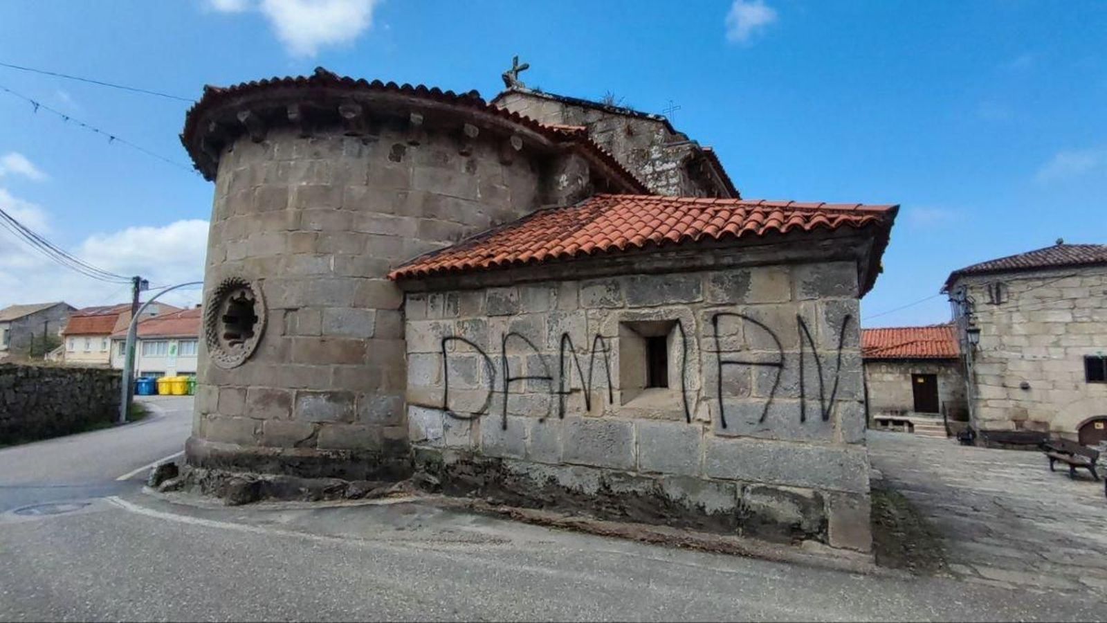 La iglesia románica vandalizada es la de Castrelos, en la foto, y no la de Coruxo, como apareció por error.