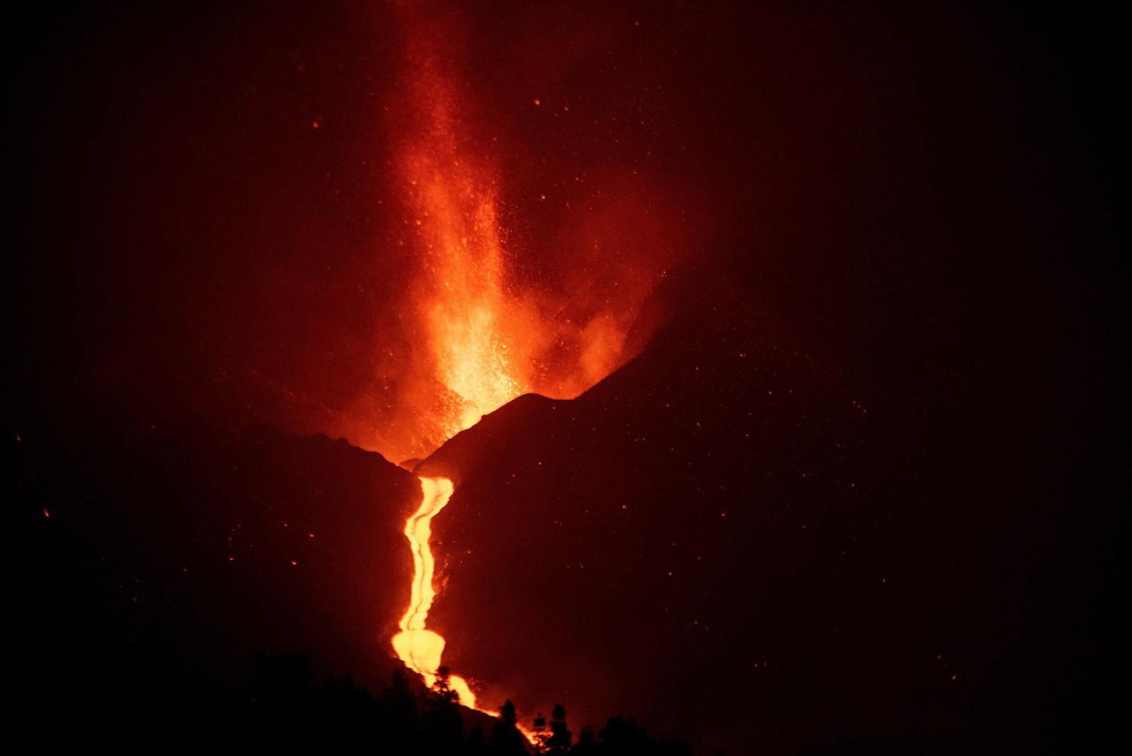 Imagen del volcán en La Palma en la noche del sábado. (EFE)