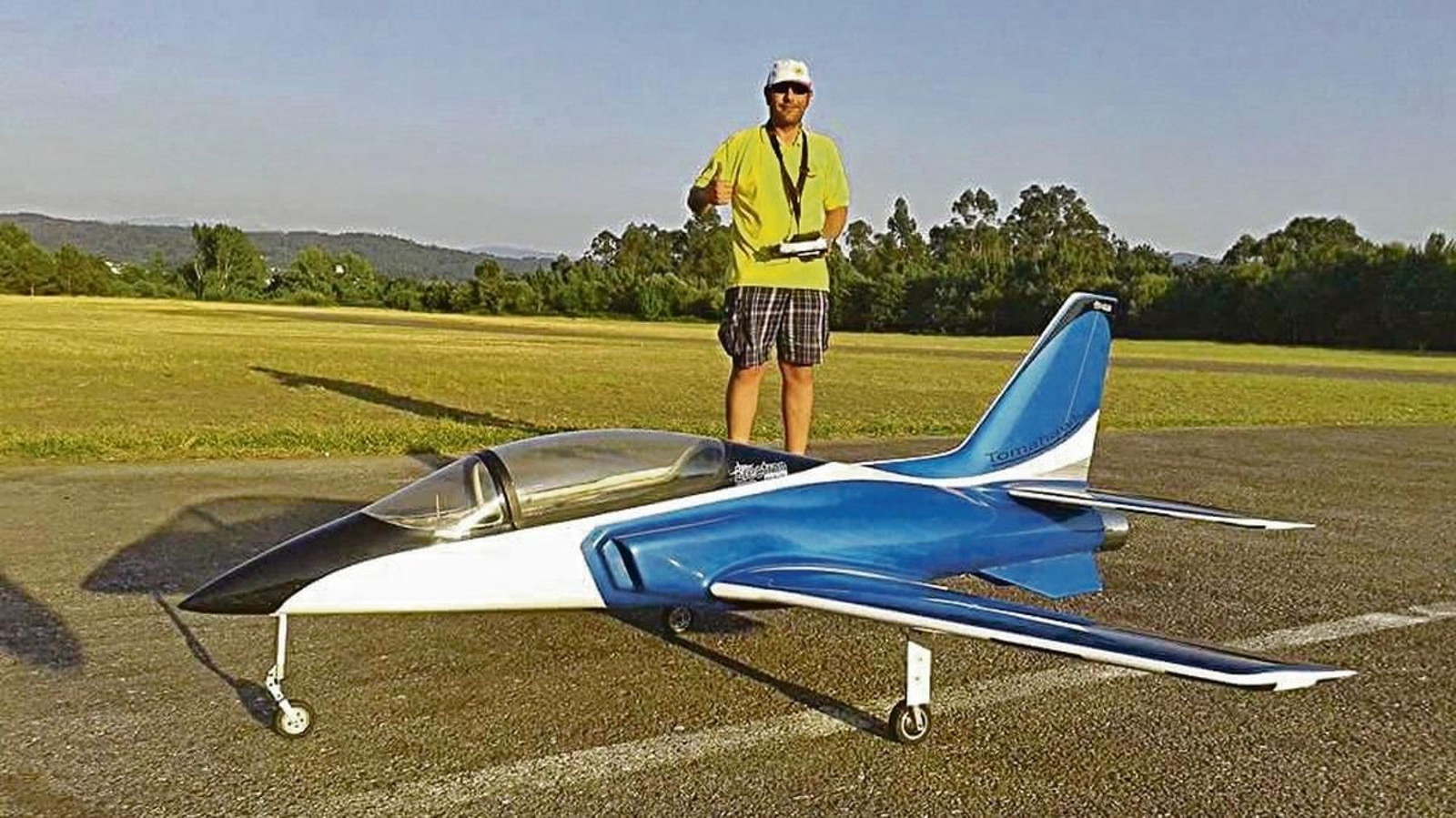 Gerardo Martínez, con un dron de gran calibre, en el Club de Automodelismo Furaventos.