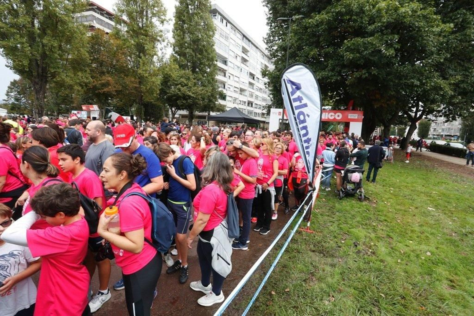 El color rosa abarrotó la Avenida de Castelao - JV Landín 183