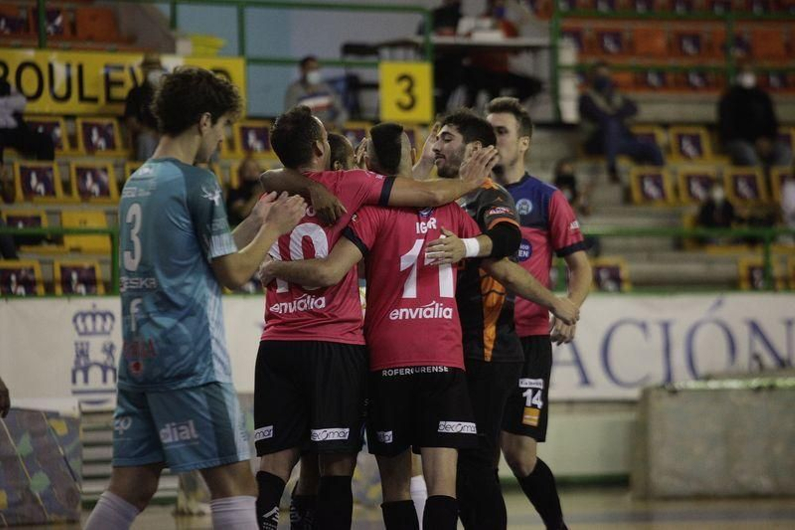 Los jugadores del Sala Ourense celebran un gol en el Pazo (MIGUEL ÁNGEL).