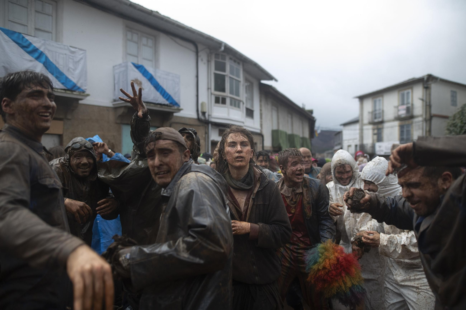 Galería | La farrapada conquista Laza antes de la salida de los Peliqueiros