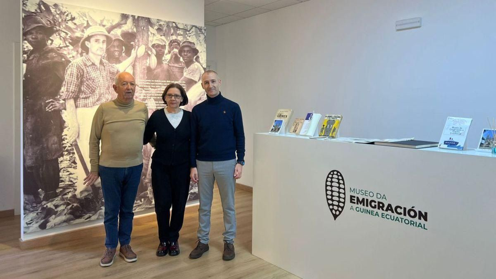 Alcalde de Quintela, José Antonio Pérez, la profesora Benita Sampedro y Pablo Perez, responsable del museo.