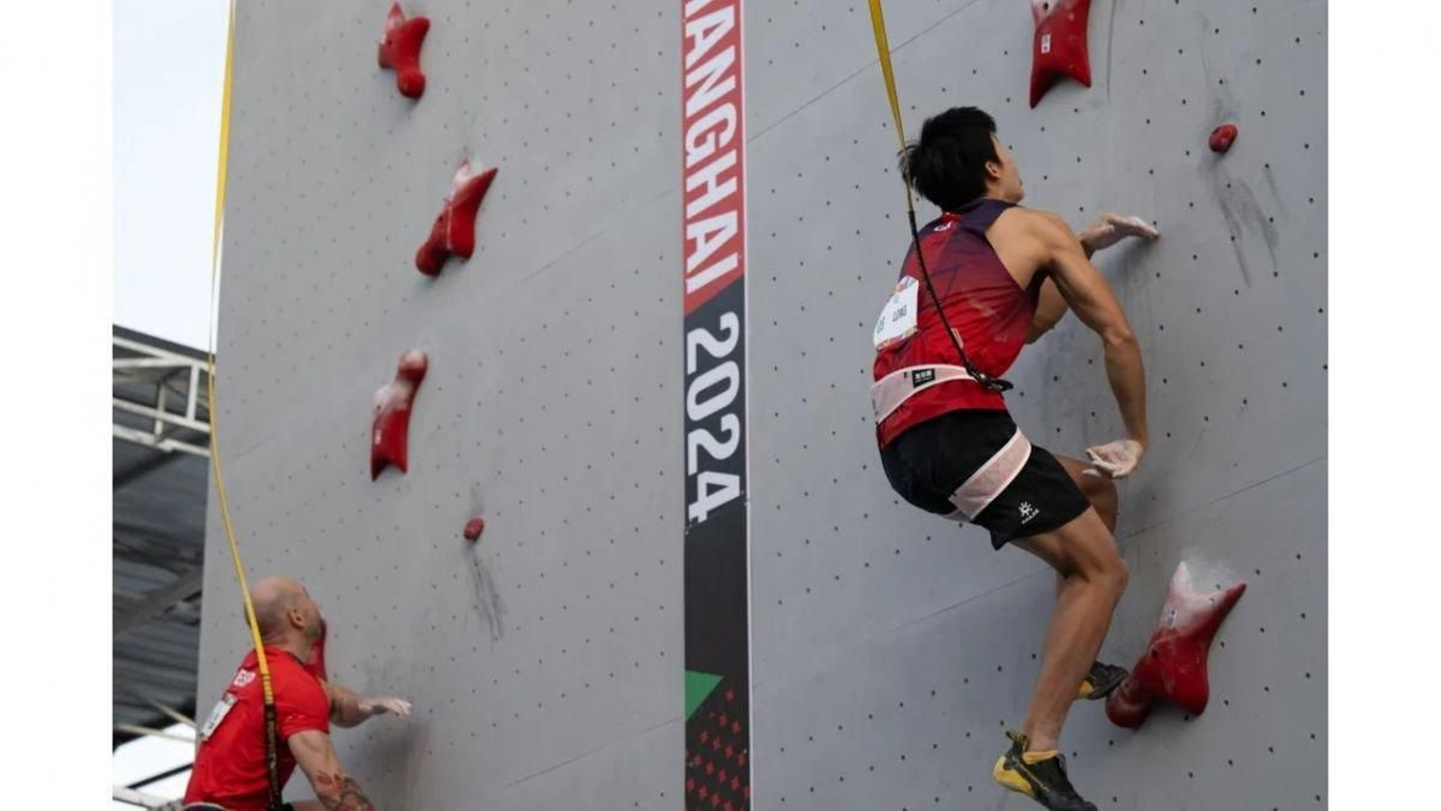 Erik Noya (izquierda) cayó ante Wang en los octavos de final de la cita preolimpica de Shanghai.