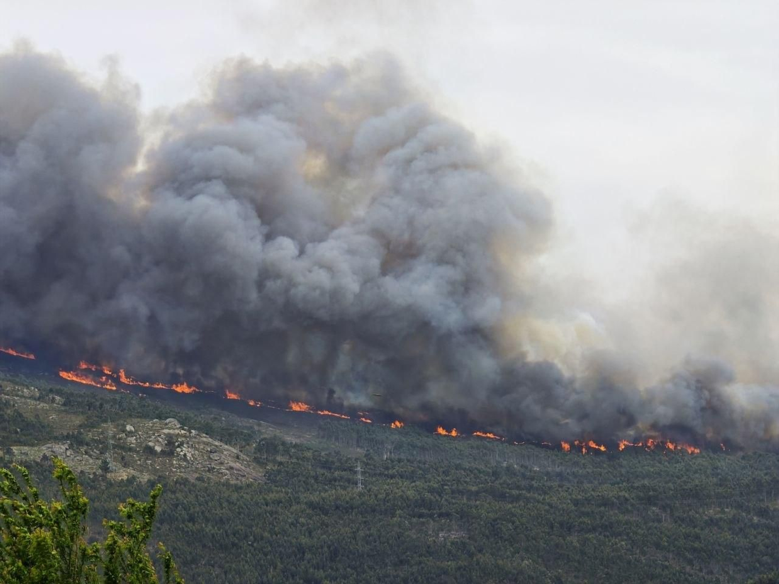 Galería | Las llamas devoran el monte Galleiro, entre Mos, Ponteareas y Pazos de Borbén