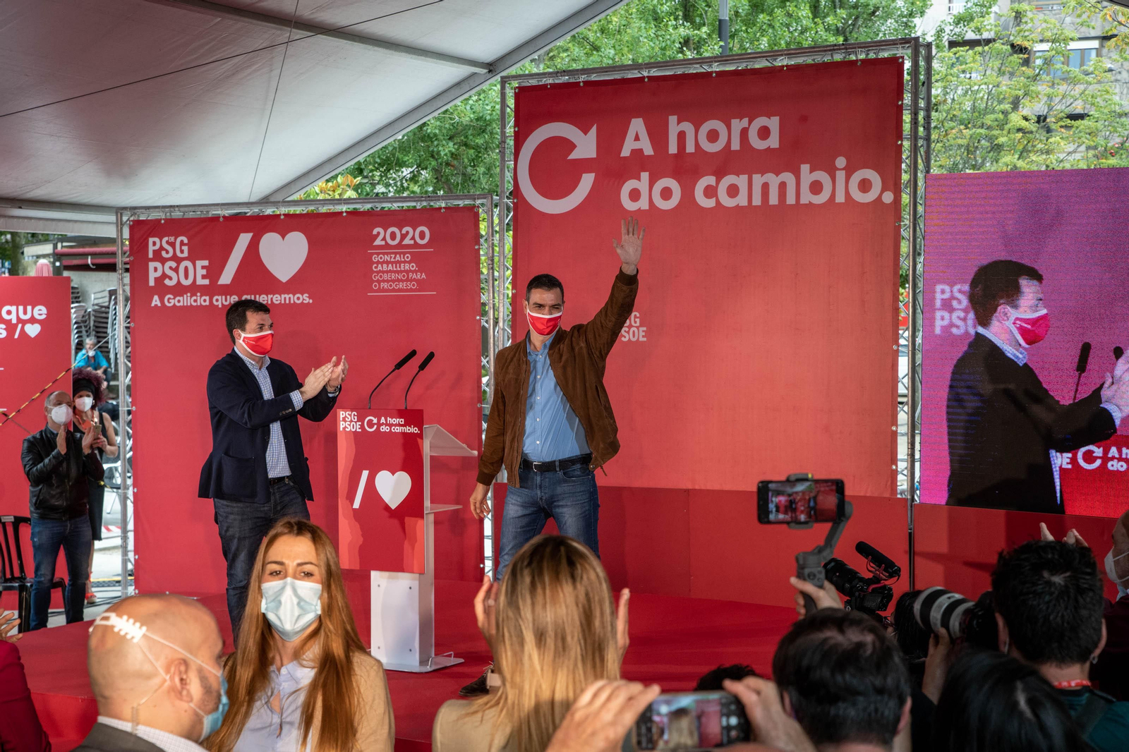 OURENSE (XARDÍNS DO POSÍO). 27/06/2020. OURENSE. El presidente del gobierno, Pedro Sánchez, acompaña al candidato a la Xunta de Galicia, Gonzalo Caballero y a Marina Ortega en un mitin del PSdeG-PSOE. FOTO: ÓSCAR PINAL