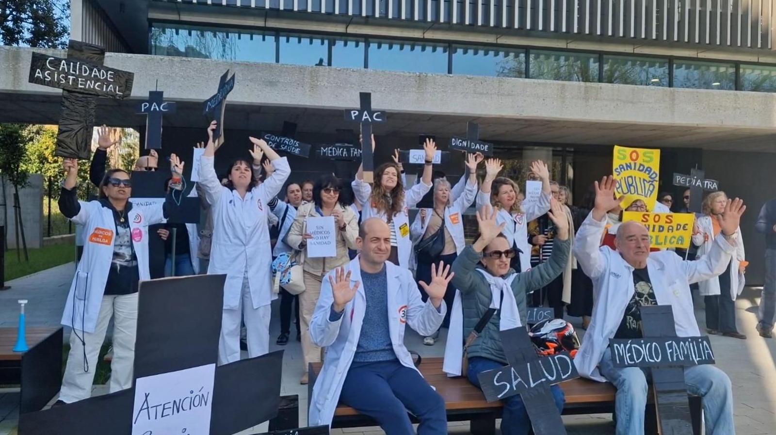 Protesta de médicos frente al CIS Olimpia Valencia, este lunes.