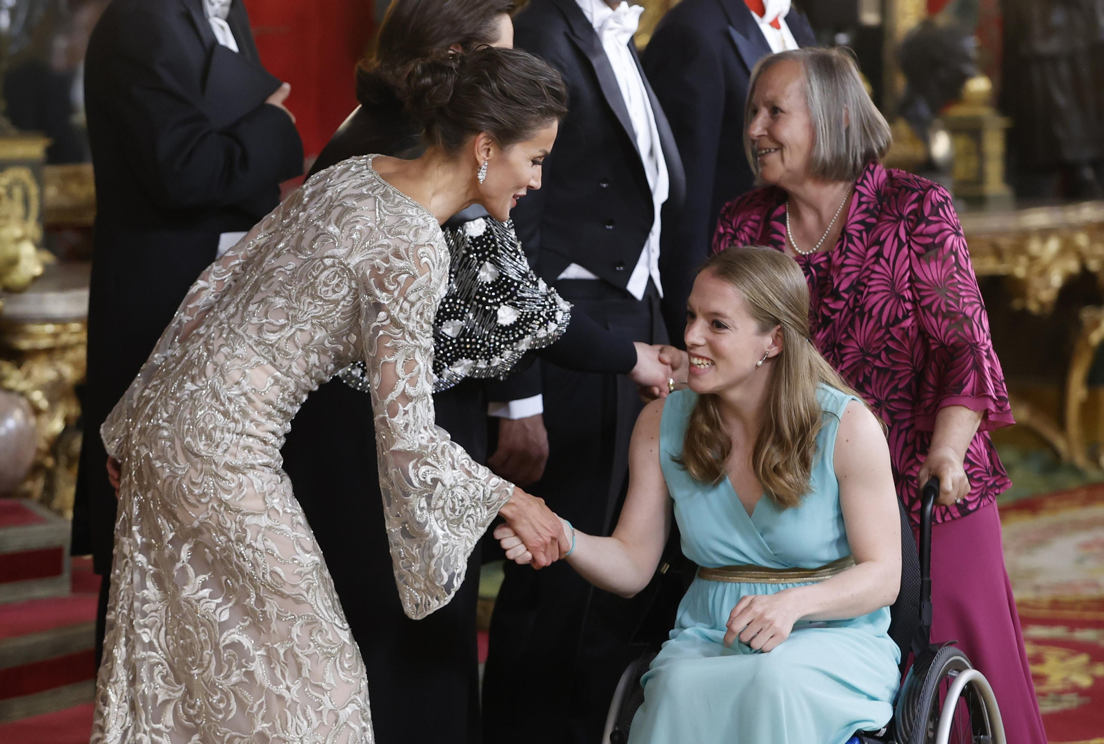 La reina Letizia saluda a la nadadora paralímpica Marta Fernández, antes de la cena de gala que los monarcas españoles ofrecen al emir de Catar Tamim bin Hamad Al Thani y su esposa en el Palacio Real, en Madrid. EFE/MARISCAL