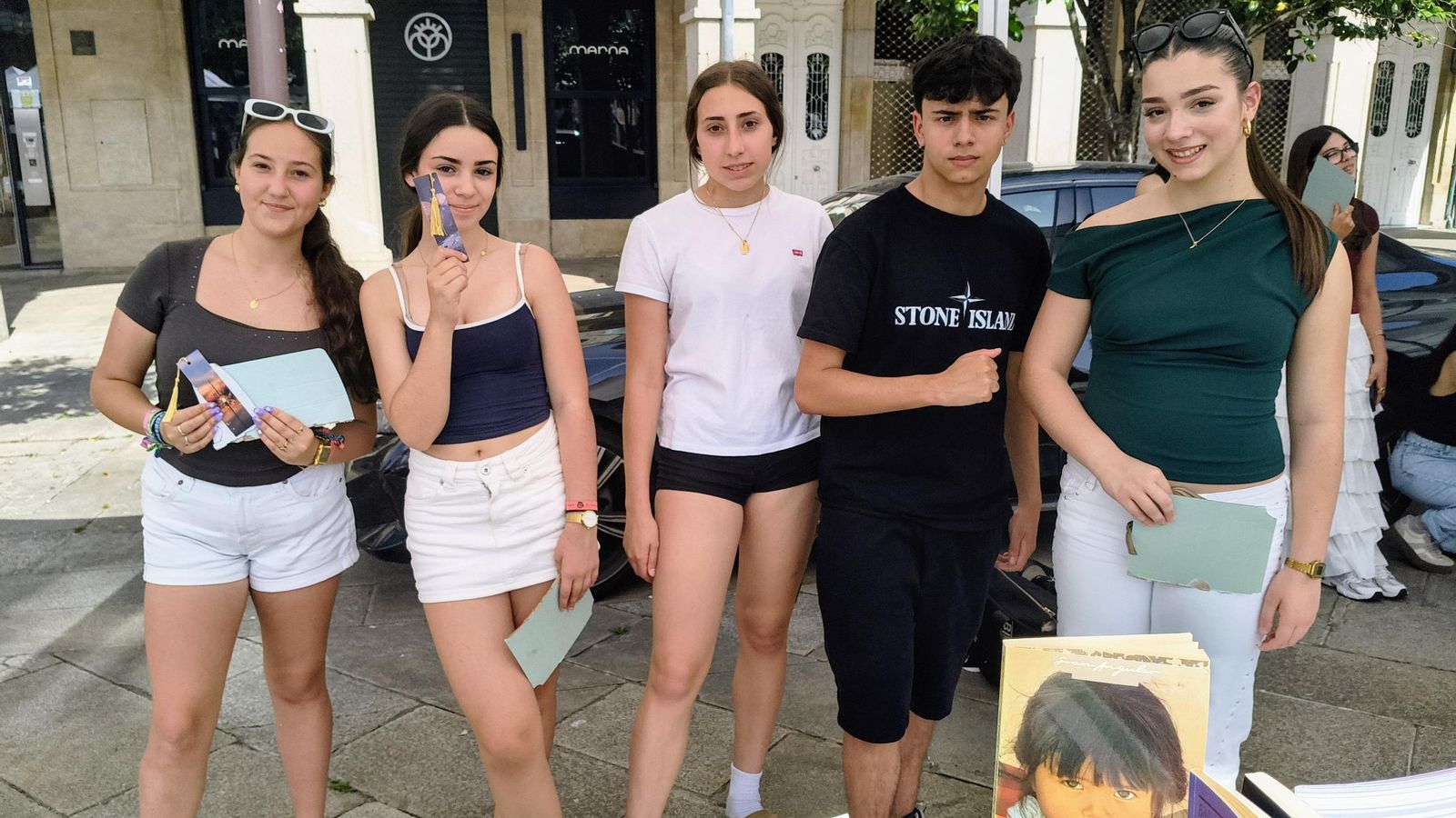Un grupo del IES Coruxo de Vigo con su puesto de libros y marcapáginas hechos a mano.