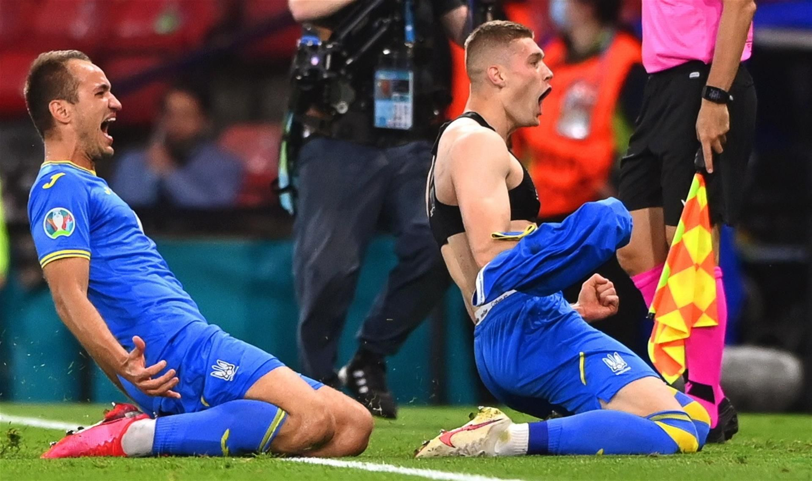El jugador ucraniano Artem Dovbyk (d) celebra tras marcar el segundo gol ante Suecia