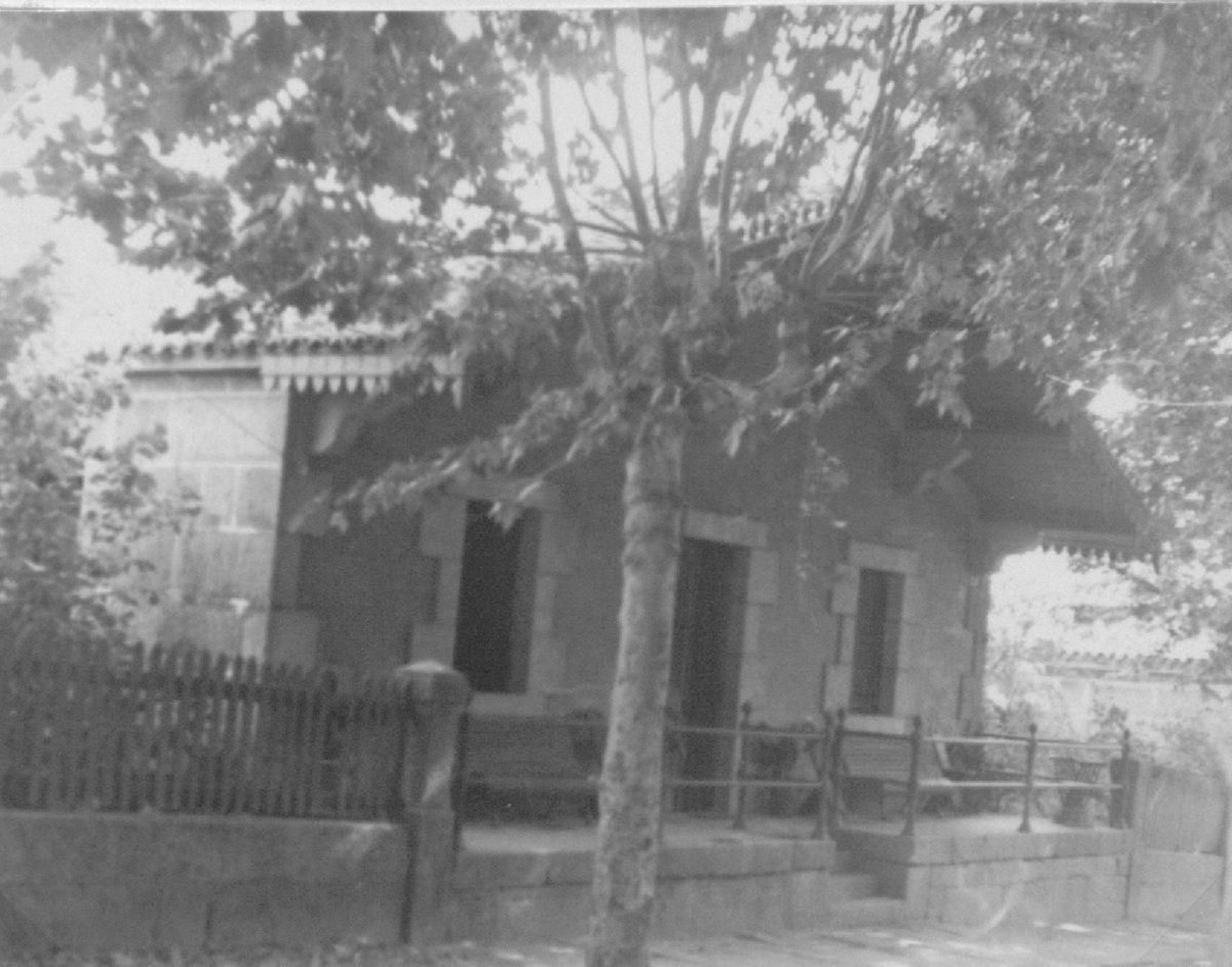 A “casa de tartalana y cartón piedra” do seu avó en Piñor, que sería o seu berce literario e que remataría por protagonizar “Las Ataduras”, “Retahílas” e “El pastel del diablo”.