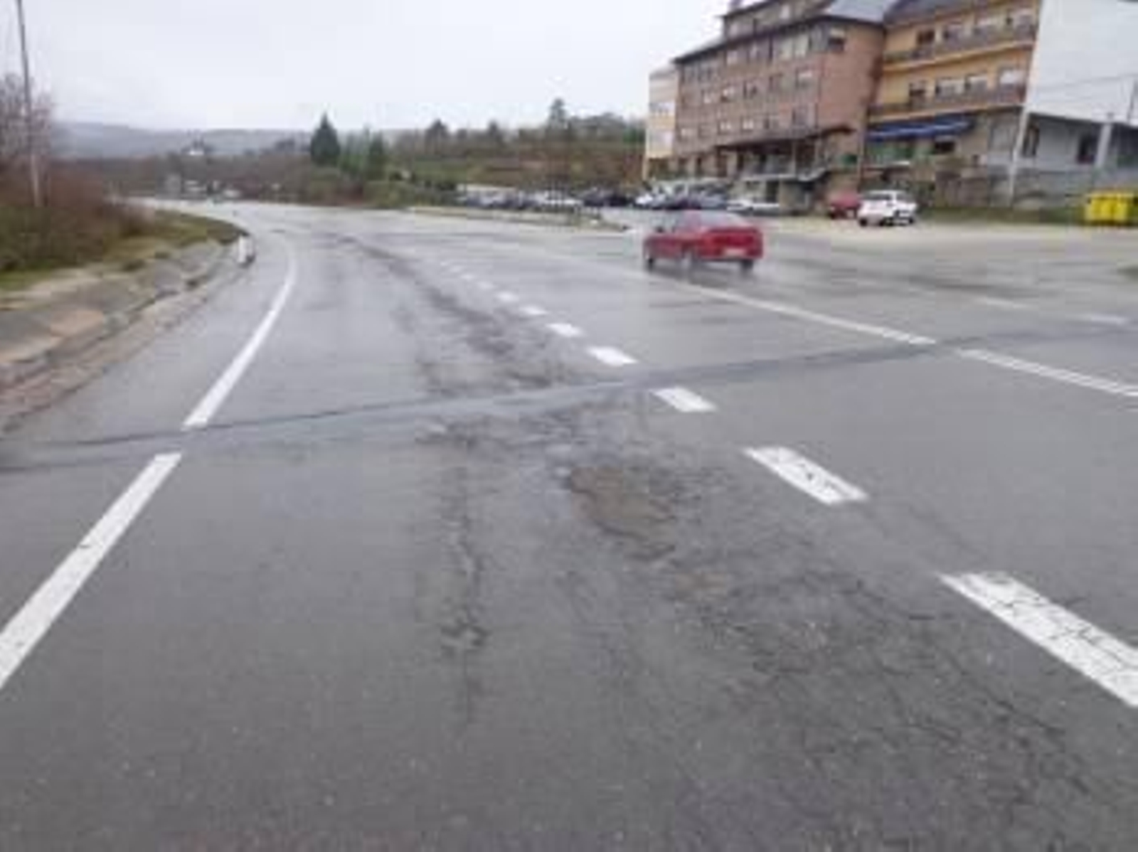 Estado en que se encuentra el firme de la carretera N-120, en las inmediaciones de A Rúa. (Foto: J.C.)