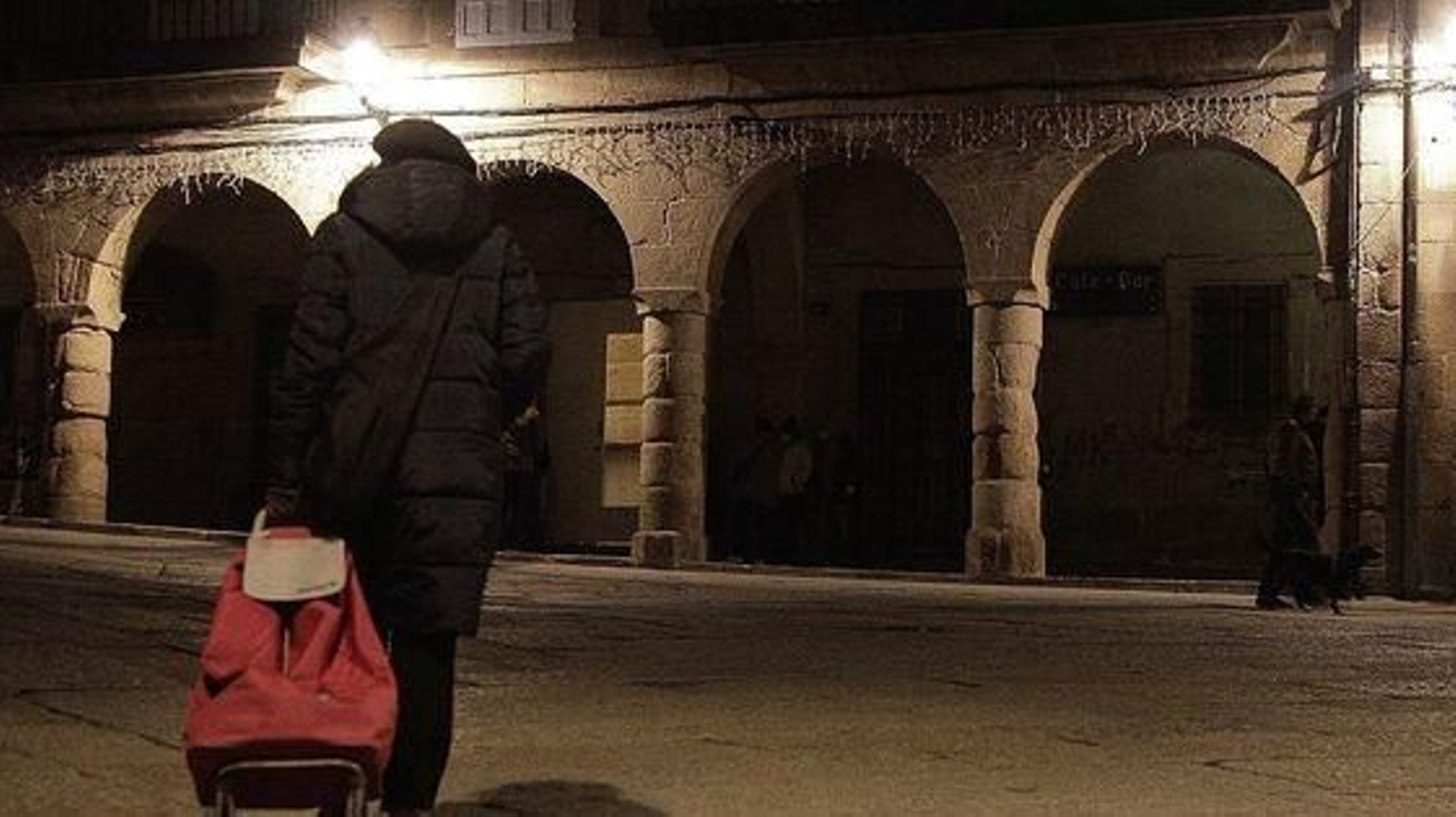 Una persona sin hogar se dirige anoche hacia el Hogar del Transeúnte de la ciudad. (FOTO: MIGUEL ÁNGEL)