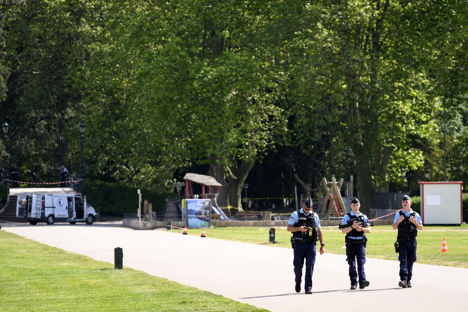 Un patrulla francesa custodia el parque de Annecy donde se produjo el ataque. // EFE