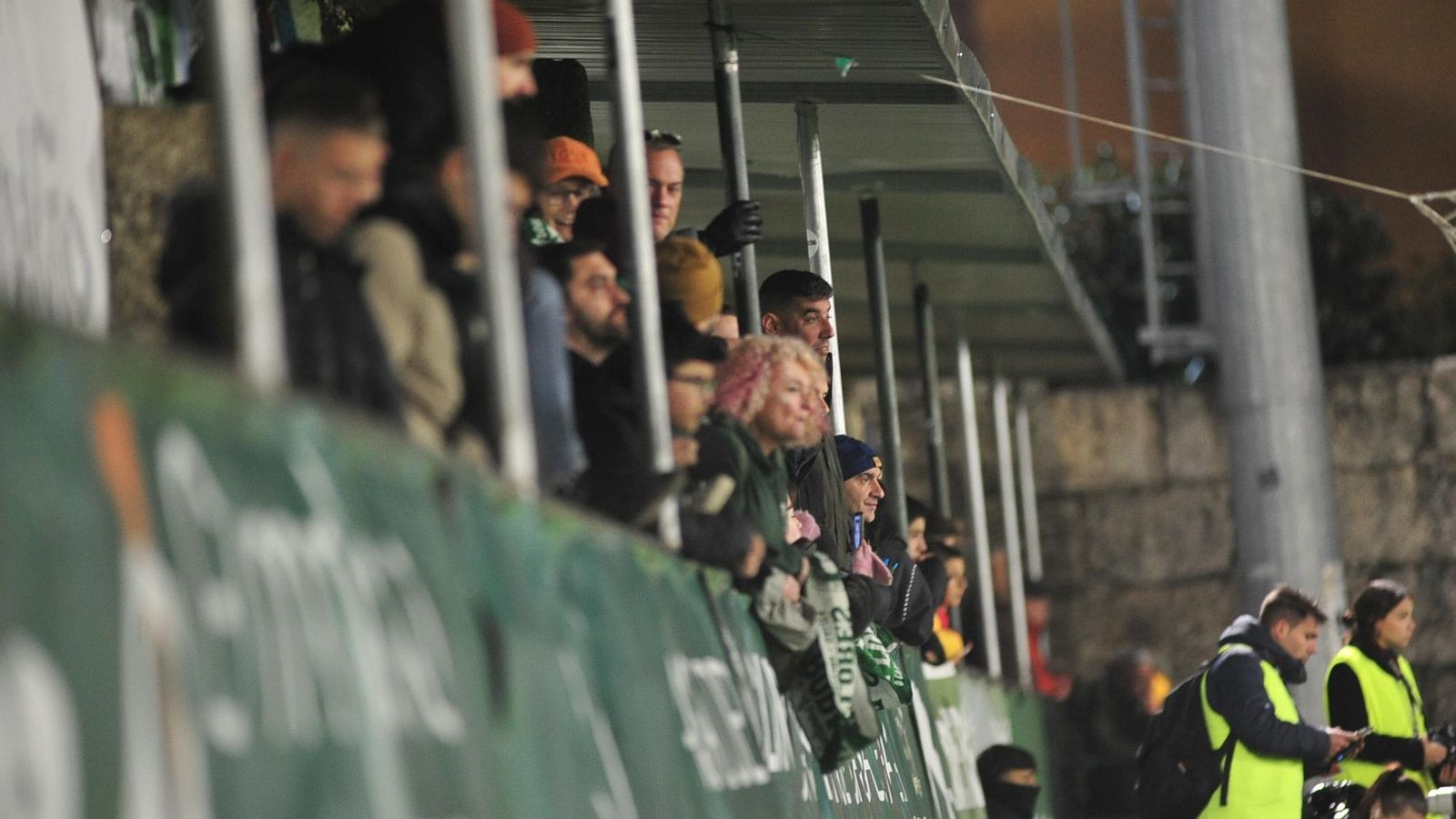 Galería | El frío domina el derbi ourensano entre Arenteiro y Ourense CF en Espiñedo