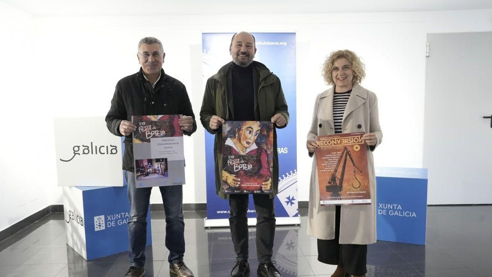 Aurentino Alonso, Xosé Merelles y Margarida Pizcueta con el programa.