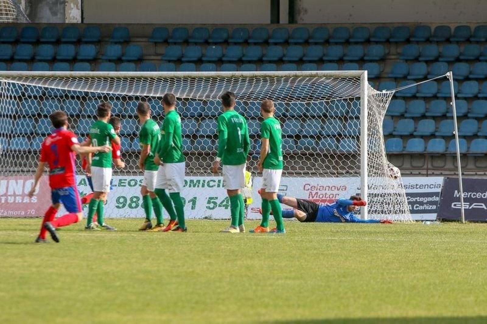 El rojillo Alfredo observa como la pelota se introduce en la portería del ferrolano Chema en lo que fue el único gol del partido (IVÁN DACAL).