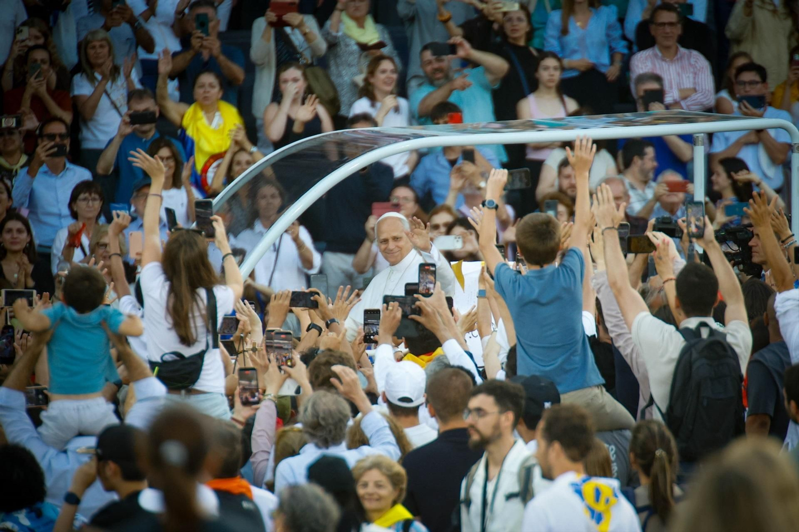 El papa León XIV a su llegada a la vigilia de oración, en el Estadio Olímpico Lluís Companys de Barcelona.
