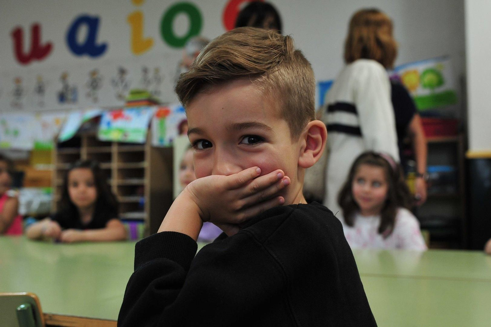 Artista orgulloso de las creaciones