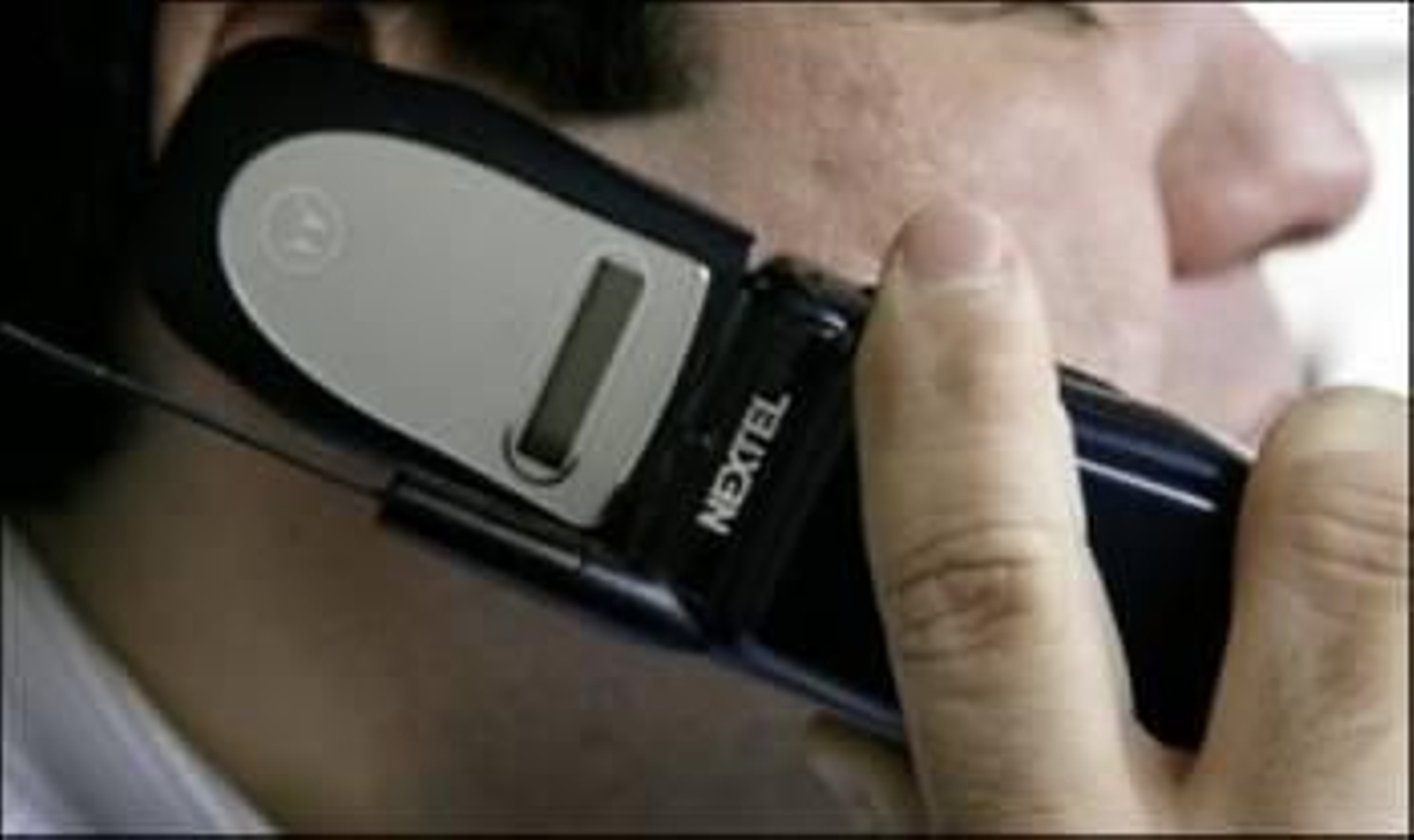 Un hombre habla por su teléfono móvil.