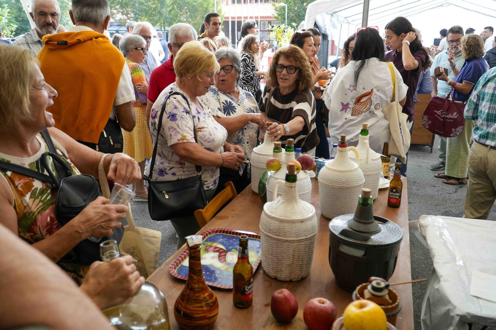 Galería | La Festa da Sidra triunfa en Bembrive con 1.000 litros repartidos