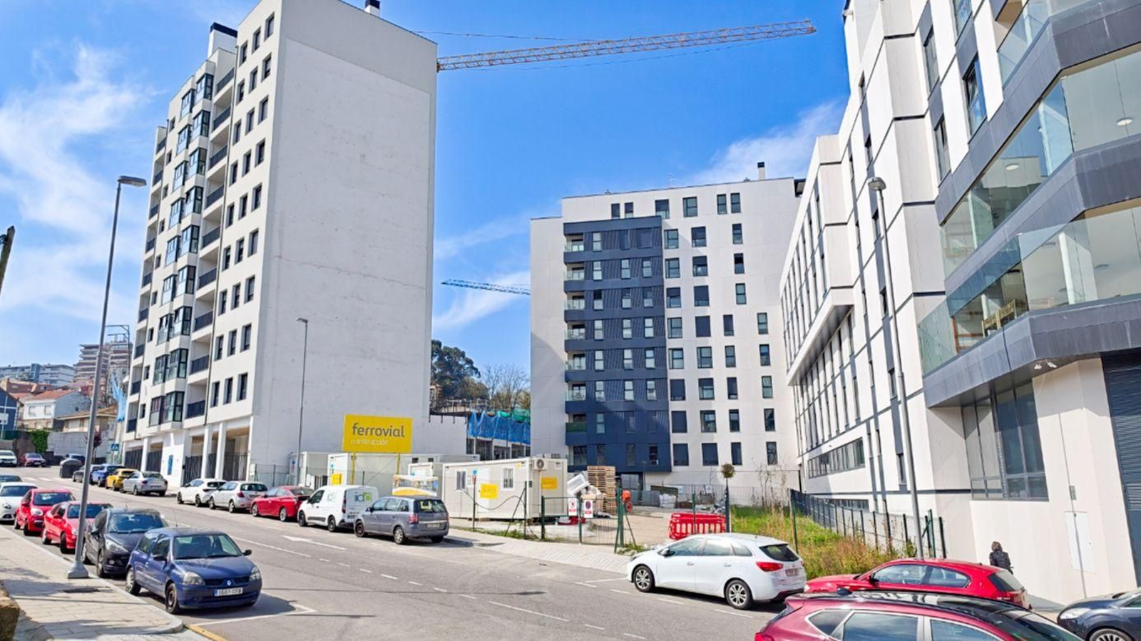 Vista de la zona de Esturáns, donde ya hay varias obras en marcha y la parcela municipal.