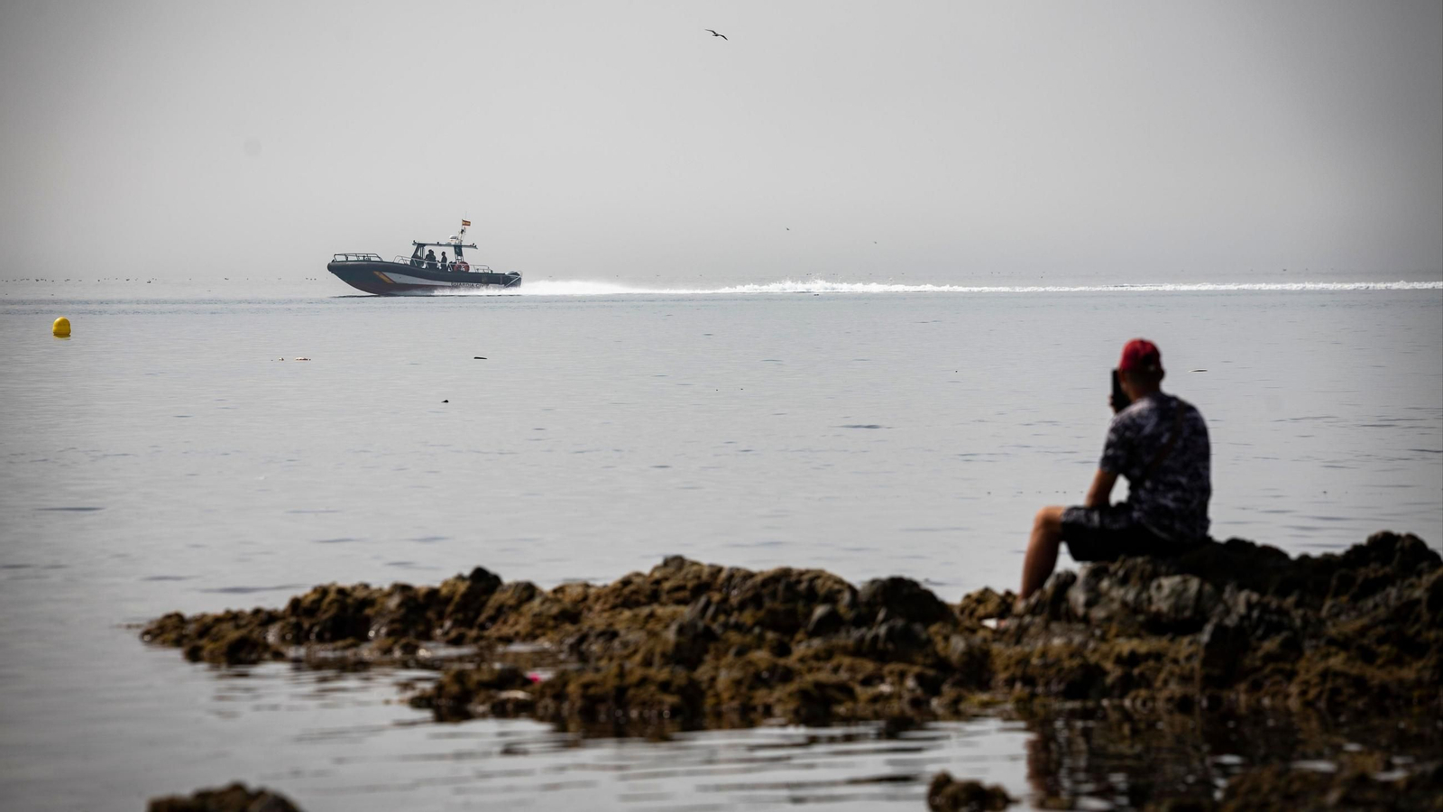 Los migrantes que permanecieron en Ceuta regresan a Marruecos a través del paso fronterizo de Tarajal durante las primeras horas de la mañana.