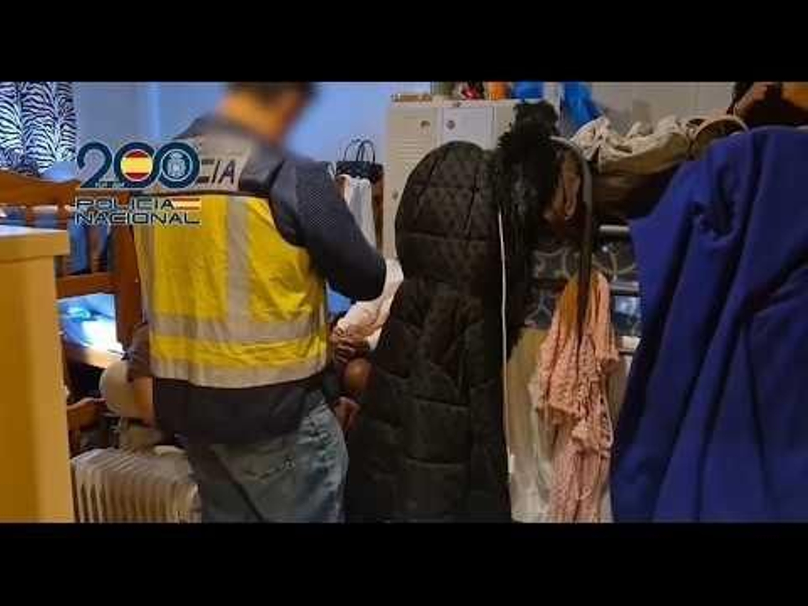 Agentes de la Policía Nacional durante el operativo que permitió desmantelar en Vigo un piso clandestino dedicado a la trata de seres humanos con fines de explotación sexual.