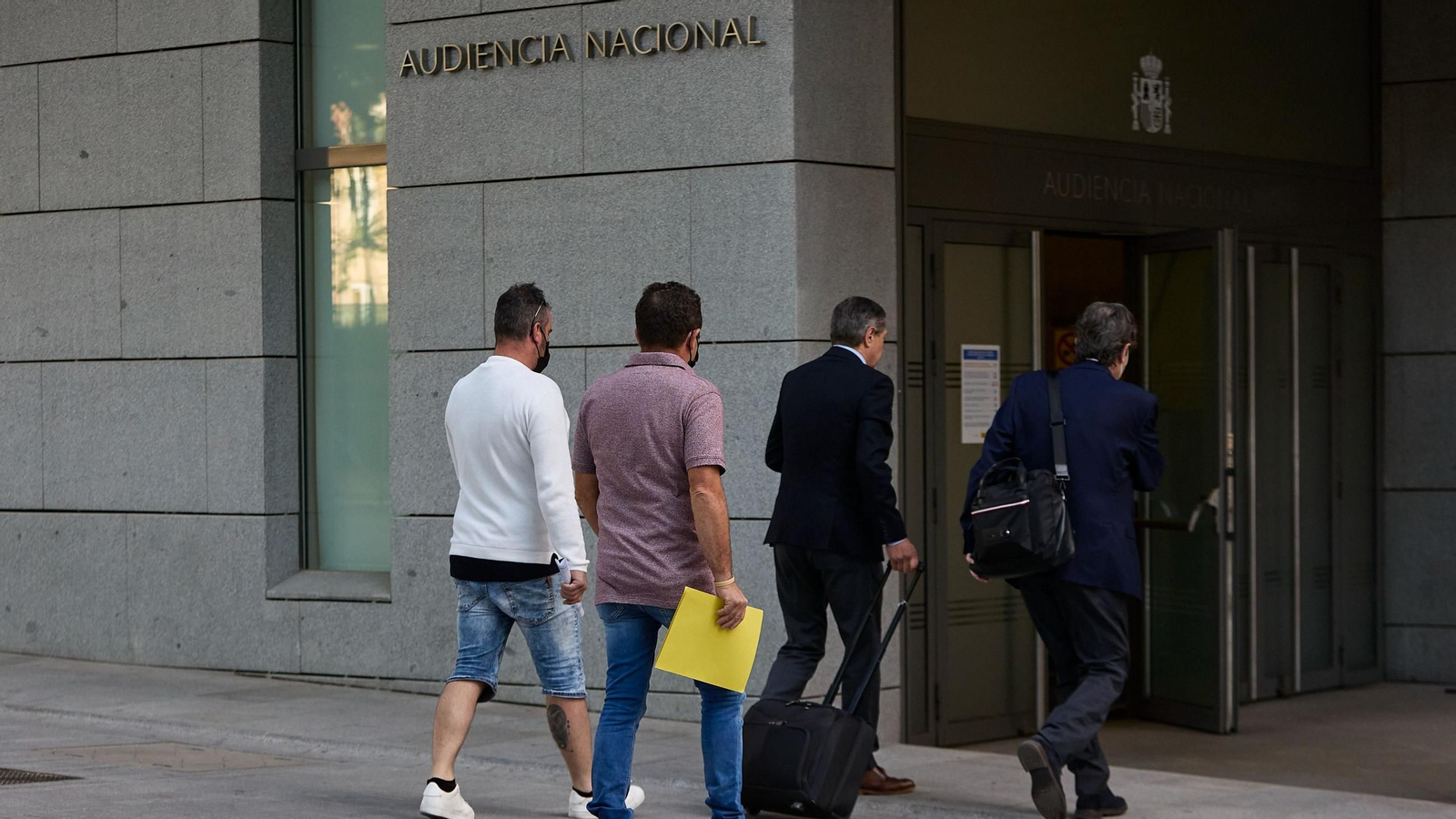 El patrón del ‘Villa de Pitanxo', Juan Padín (i-morado), y su sobrino, Eduardo Rial (c-blanco), a su llegada a declarar a la Audiencia Nacional, a 6 de junio de 2022