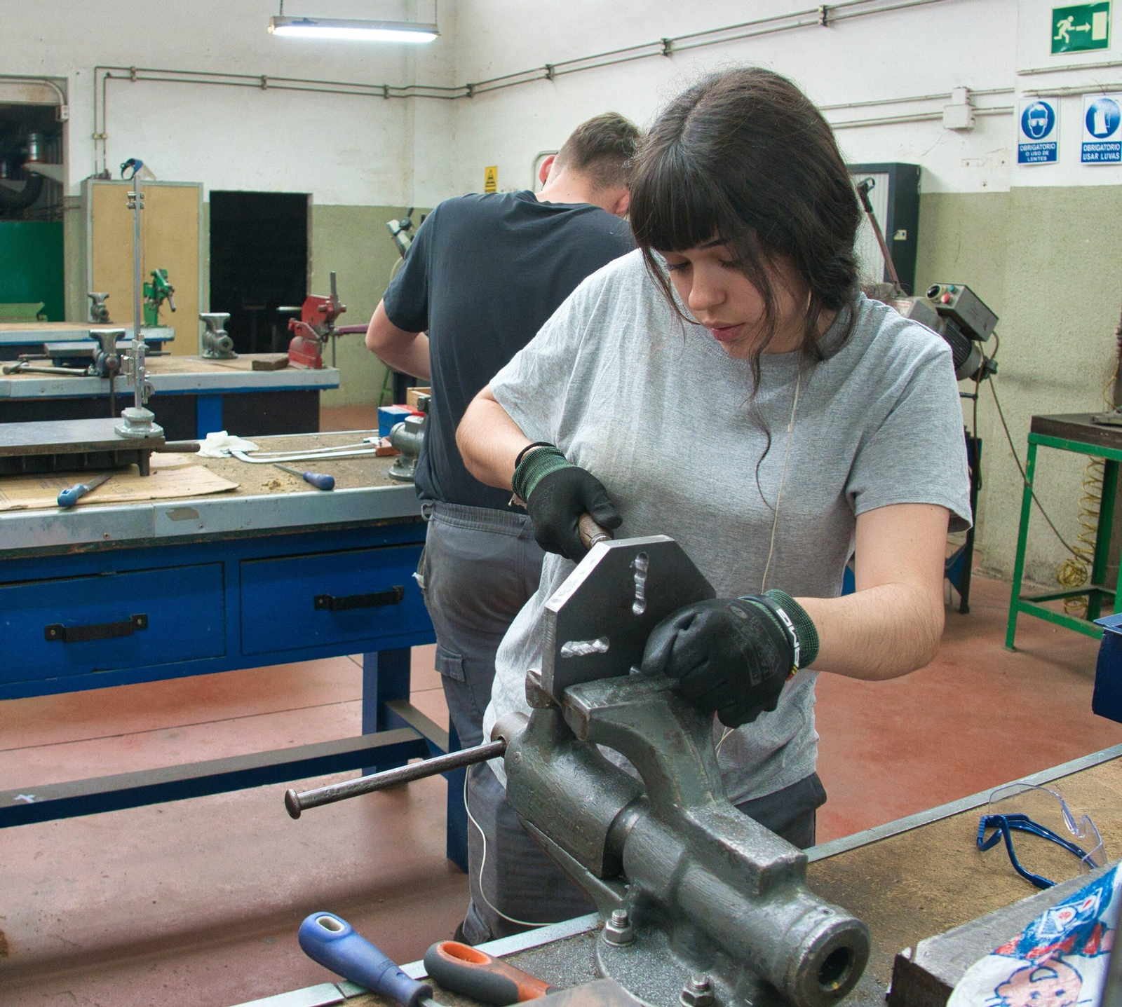 Imagen de archivo de una alumna en un taller de carpintería de FP.