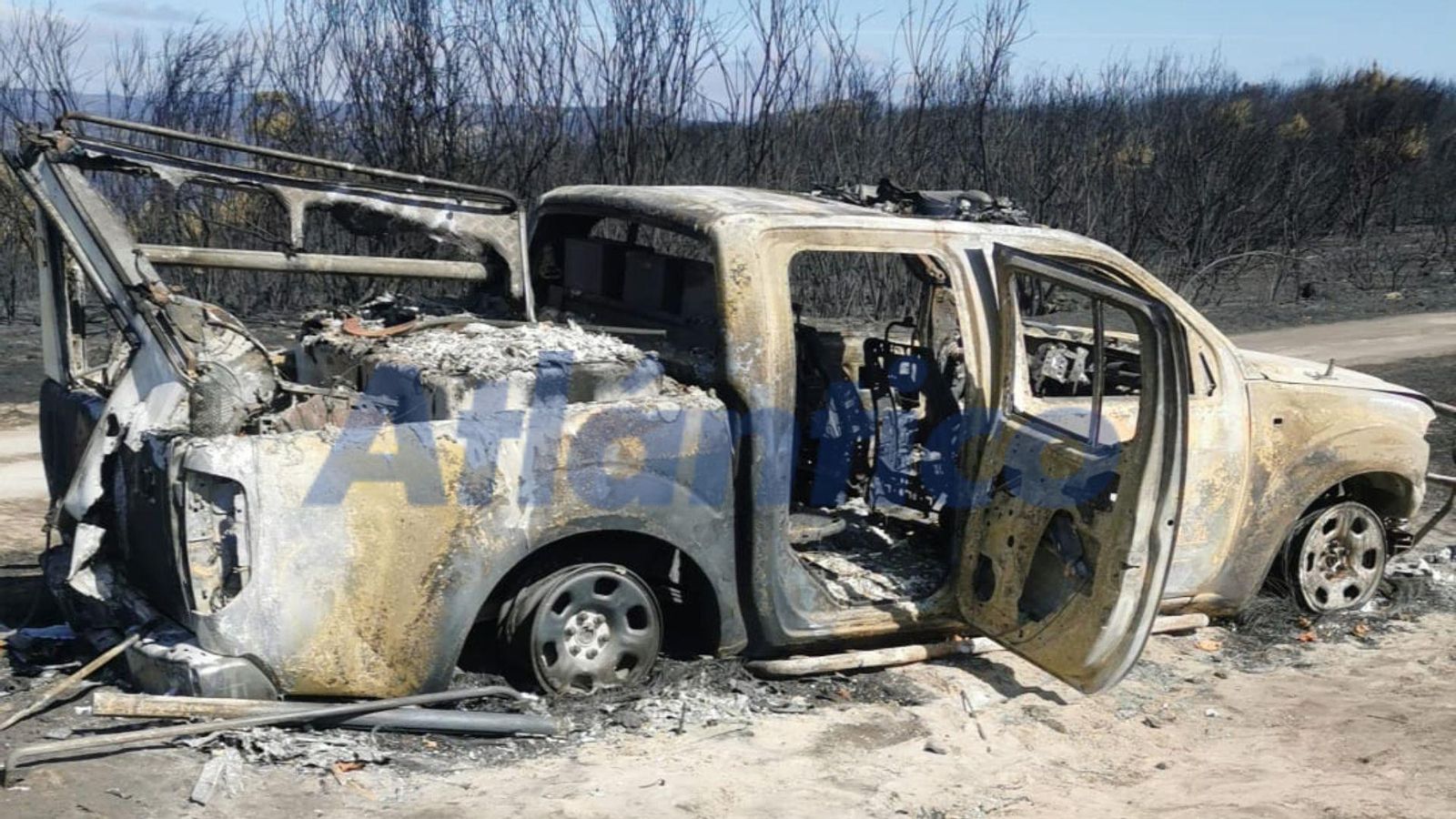 Así quedou o vehículo dos brigadistas, devorado polas lapas.