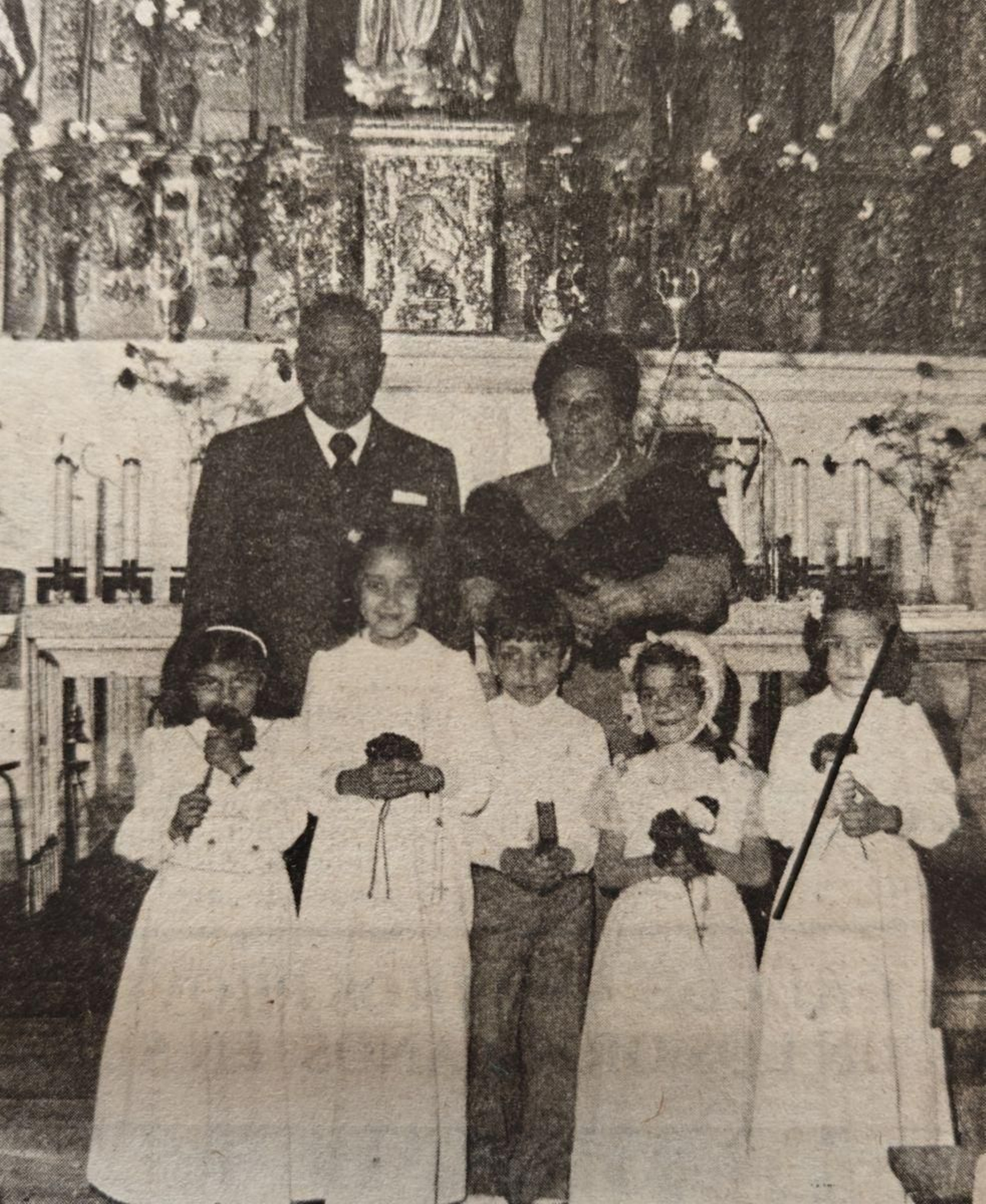 Don Isaac Paz y doña Blanca Ameijeiras con los cinco nietos que recibieron la Primera Comunión.