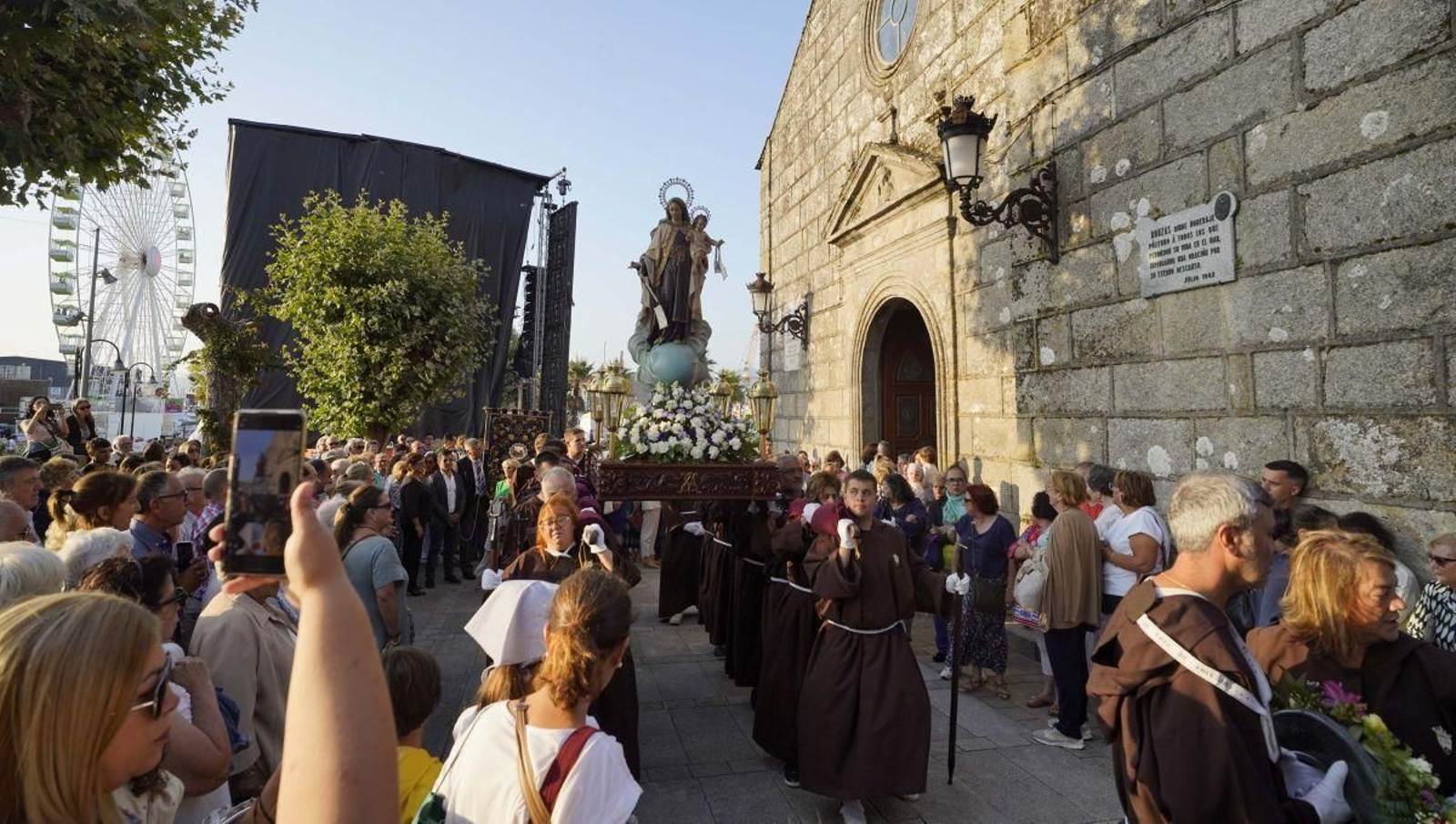 La Virxe do Carme fue sacada a hombros de la iglesia en una procesión terrestre por Bouzas.